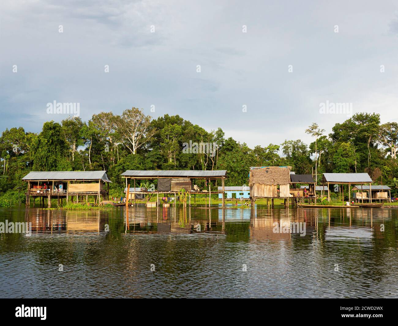 Une petite communauté de pêcheurs sur Río El Dorado, bassin de l'Amazone, Loreto, Pérou. Banque D'Images