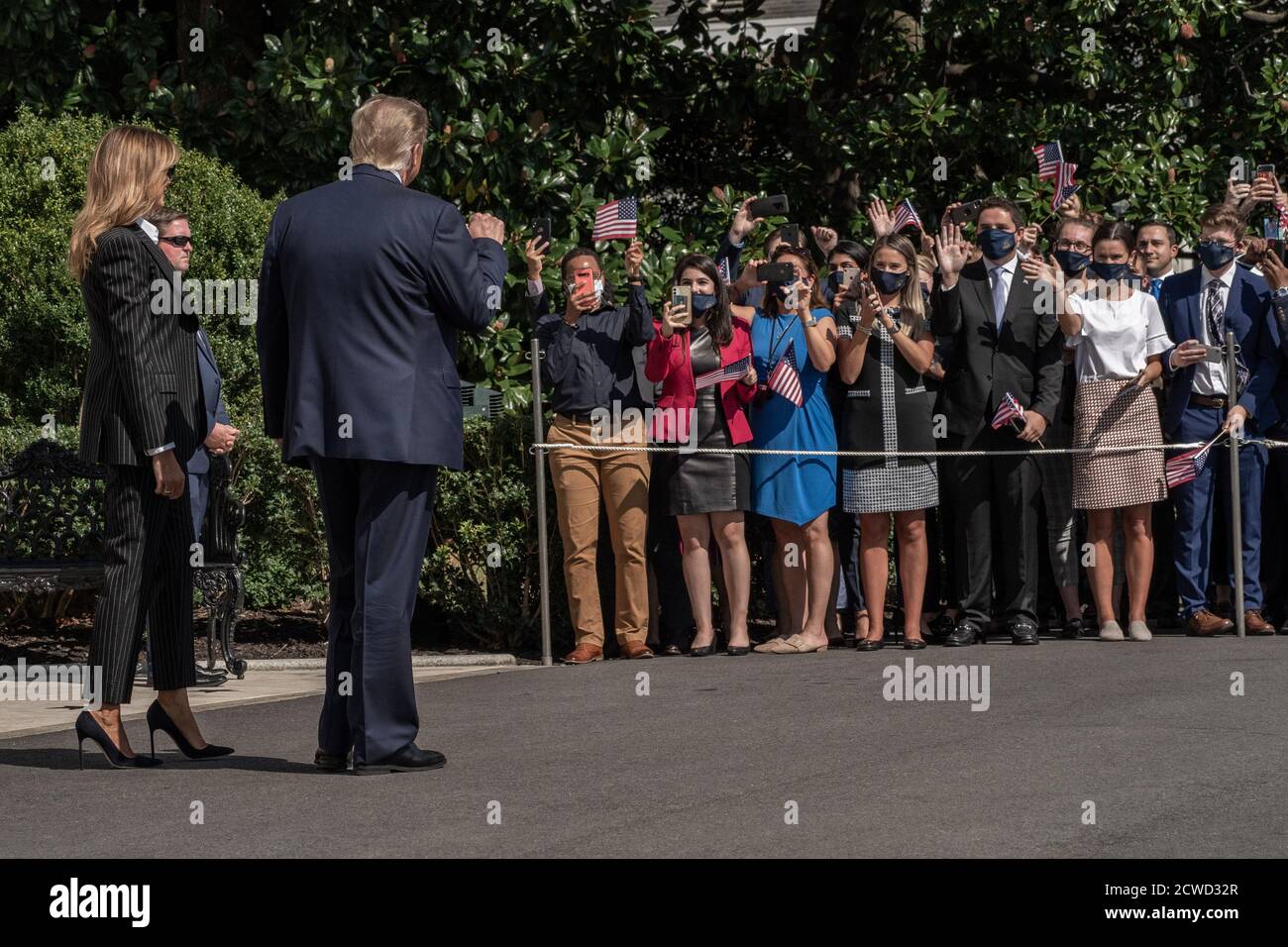 Le président des États-Unis Donald J. Trump et la première dame Melania Trump se sont emparée de leurs partisans en traversant la South Lawn pour rejoindre Marine One à la Maison Blanche à Washington, DC, le lundi 28 septembre 2020. Trump voyage pour participer au premier débat présidentiel contre l'ancien vice-président Joe Biden à Cleveland, Ohio.Credit: Ken Cedeno/Pool via CNP/MediaPunch Banque D'Images