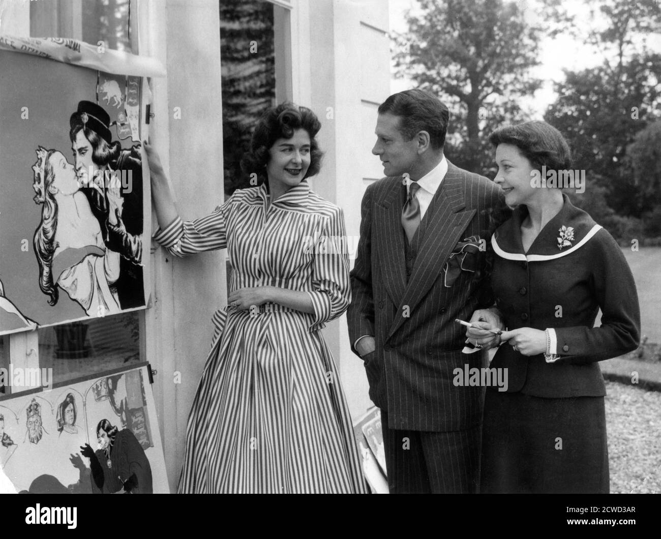 L'artiste MOLLY BISHOP (alias Lady George Scott) montre LAURENCE OLIVIER et VIVIEN LEIGH son œuvre pour les affiches du film pour RICHARD III 1955 réalisateur LAURENCE OLIVIER jouer William Shakespeare musique William Walton producteurs Laurence Olivier et Alexander Korda L.O.P. / London film Productions Banque D'Images