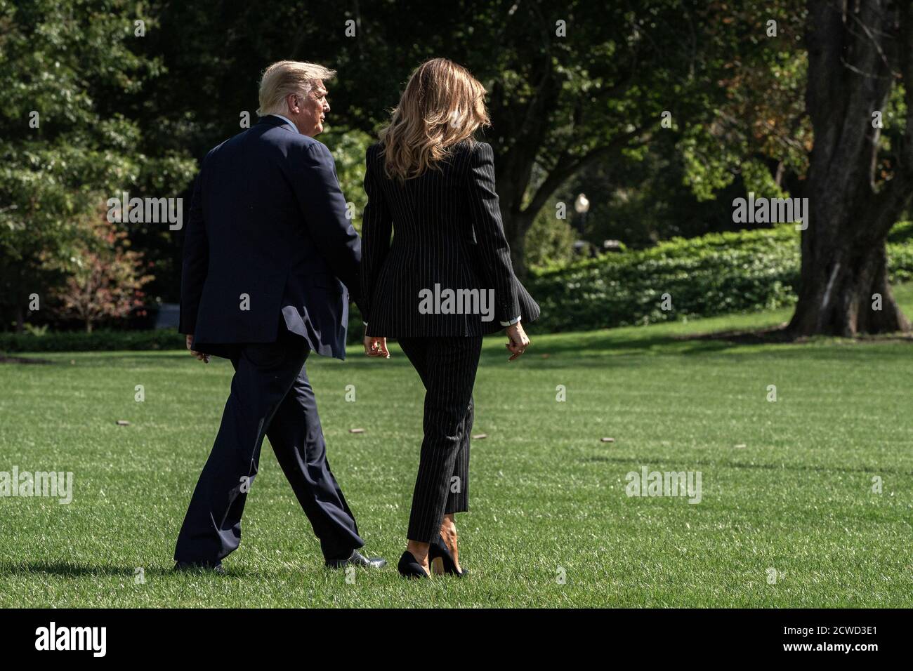 Le président américain Donald J. Trump et la première dame Melania Trump traversent la South Lawn pour rejoindre Marine One à la Maison Blanche à Washington, DC, le lundi 28 septembre 2020. Trump voyage pour participer au premier débat présidentiel contre l'ancien vice-président Joe Biden à Cleveland, Ohio.Credit: Ken Cedeno/Pool via CNP/MediaPunch Banque D'Images