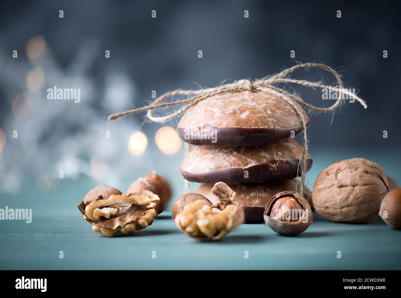 Pain d'épice de Nuremberg sur fond bleu et gris, bonbons de noël allemands traditionnels, espace vide pour le texte Banque D'Images