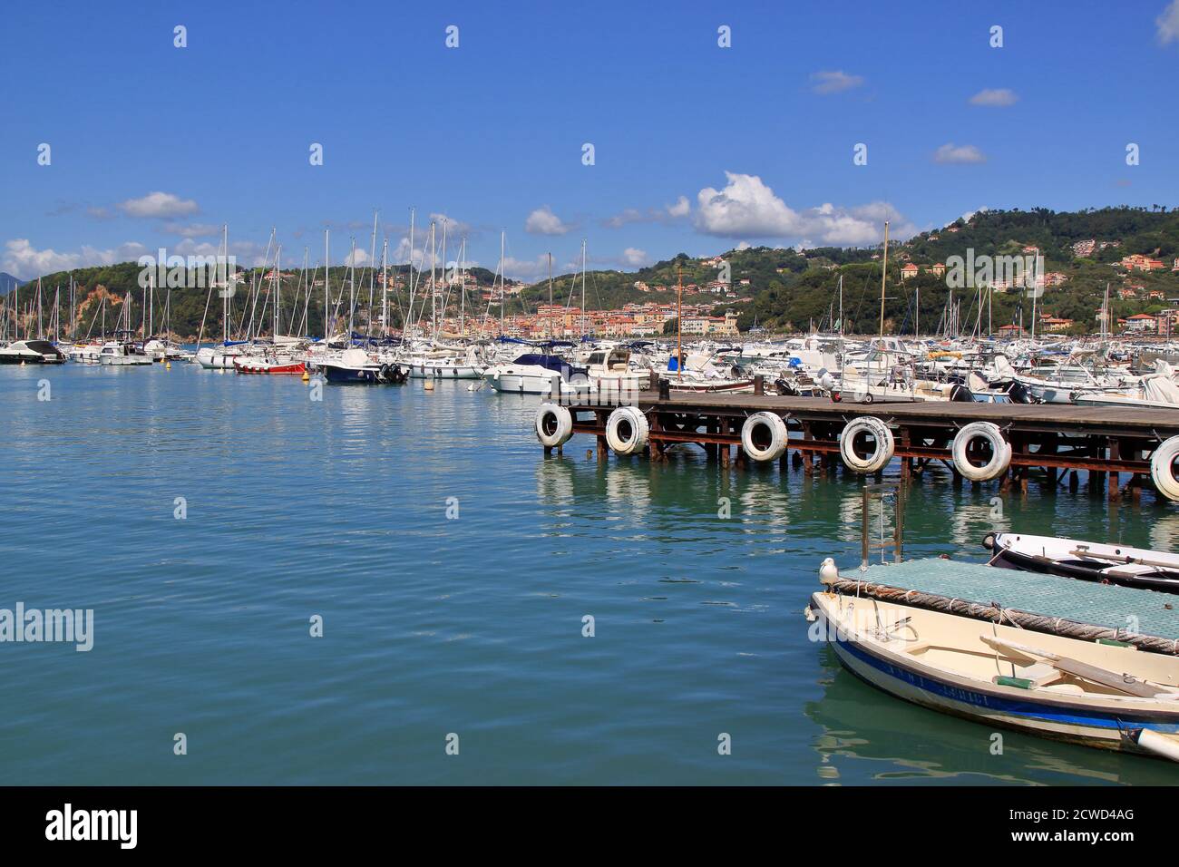 Golfe des poètes, Italie - été 2020: Vue d'ensemble du port de plaisance de Lerici, cinq pays, Italie. Banque D'Images