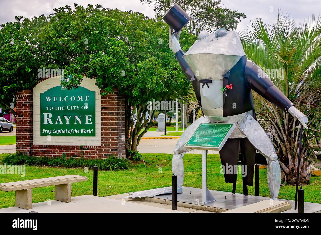 Monsieur Jacques, une statue de grenouille géante, se trouve à côté d'un panneau d'accueil de la ville, le 12 septembre 2020, à Rayne, en Louisiane. Banque D'Images