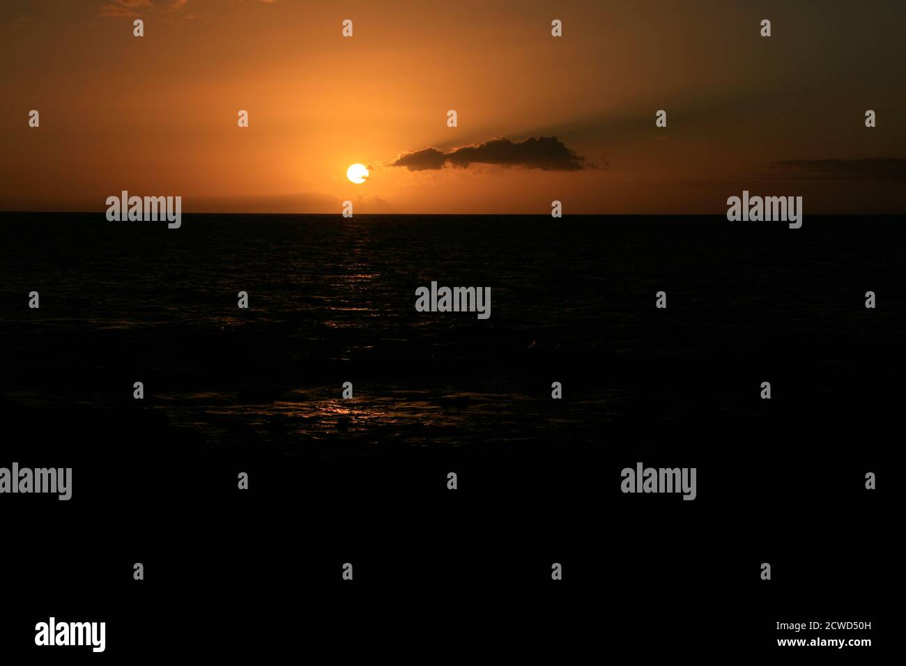 Le coucher de soleil sur Maui est différent à chaque fois, vu ici dans les étapes ultérieures juste avant et après le coucher du soleil menant à des points forts plus excitants et brillants. Banque D'Images