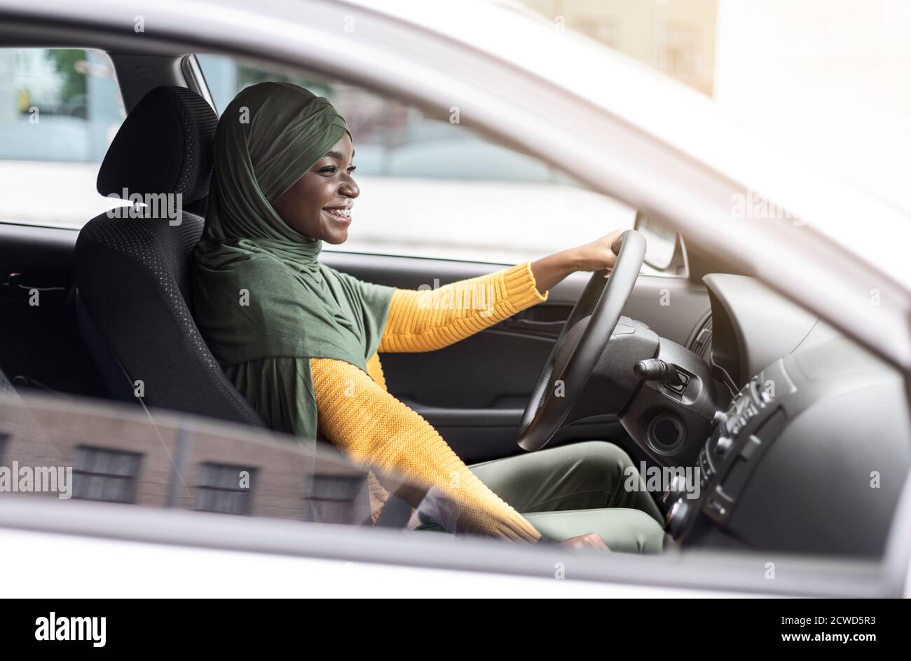 Essai routier. Voiture de voiture noire musulmane dans la ville, vérification de la nouvelle auto Banque D'Images