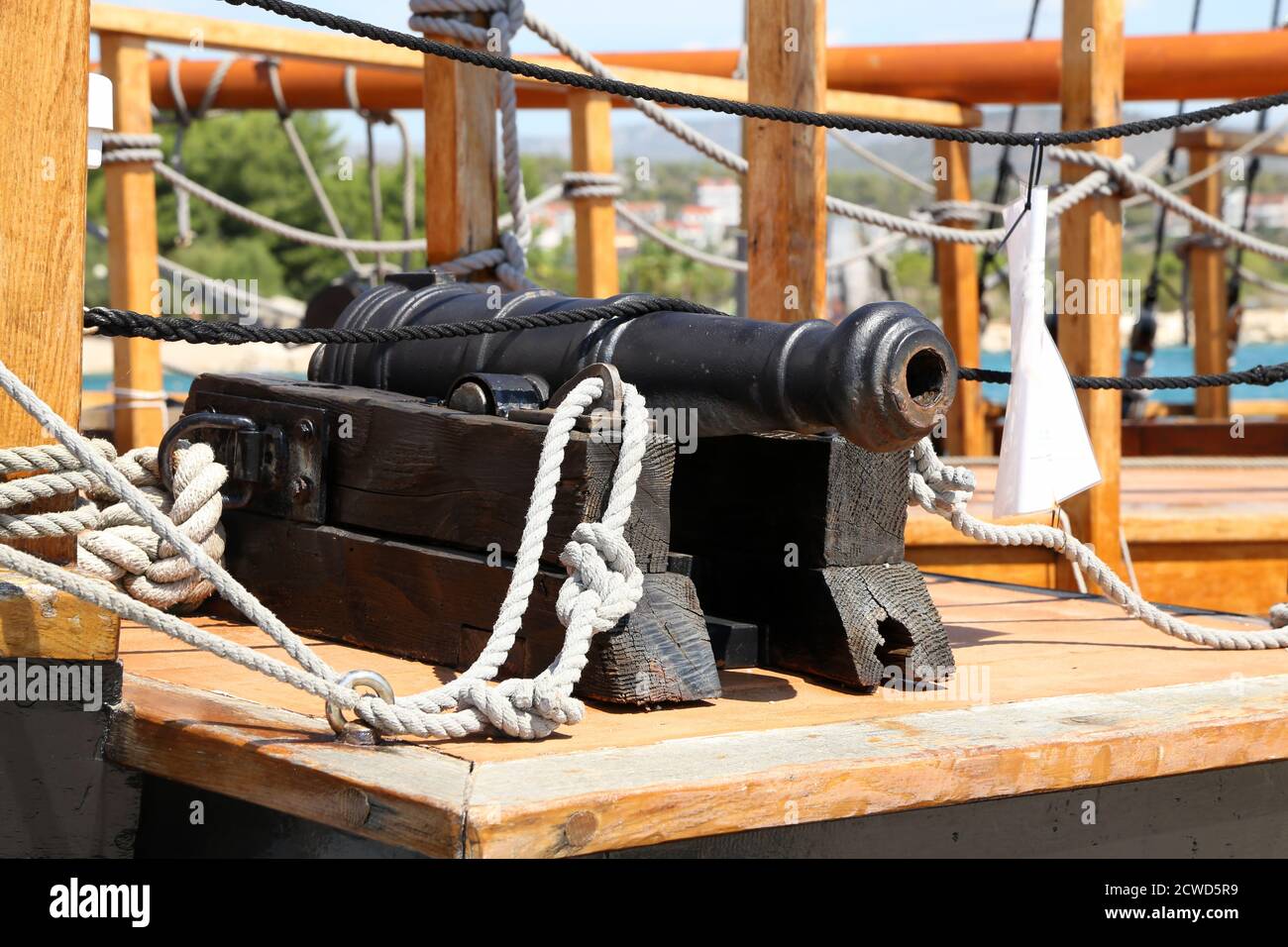 Ancien canon médiéval sur le pont d'un bateau pirate Photo Stock - Alamy