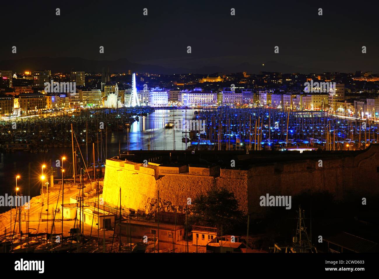MARSEILLE, FRANCE -13 NOV 2019 - vue de nuit des bateaux dans le site touristique Vieux Port (vieux port) et le port de plaisance de Marseille, France. Banque D'Images