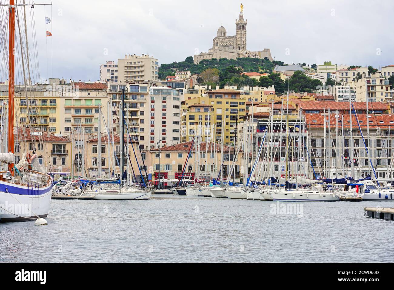 MARSEILLE, FRANCE -13 nov 2019- Vue de bateaux dans la vue Vieux Port et marina à Marseille, France. Banque D'Images