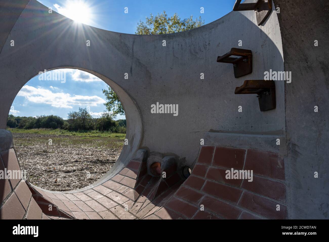 Vue dans un élément de trou d'homme de distribution à partir de béton avec échelle en fer intégrée pour un système de drainage de tuyau d'eau contre les inondations, copier l'espace, sélectionner Banque D'Images