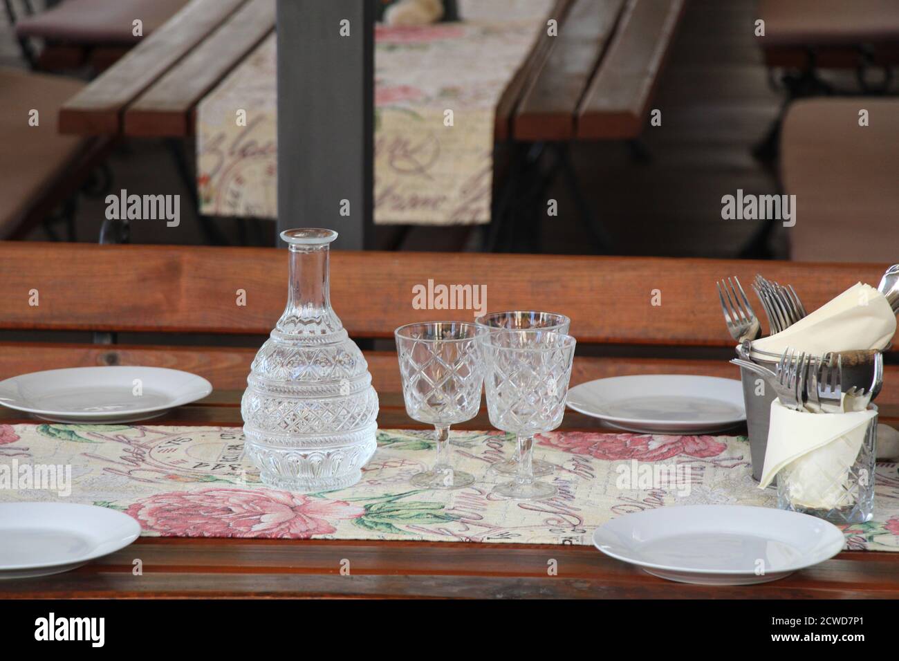 Dans un restaurant tchèque près de Ladvi, Prague, République Tchèque, voici  la table d'une carafe à eau, verres à boire et bacs de couverts Photo Stock  - Alamy