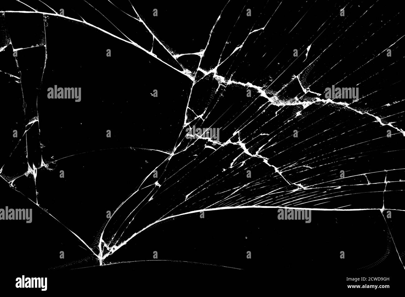le verre présente des fissures sur un fond noir. Banque D'Images