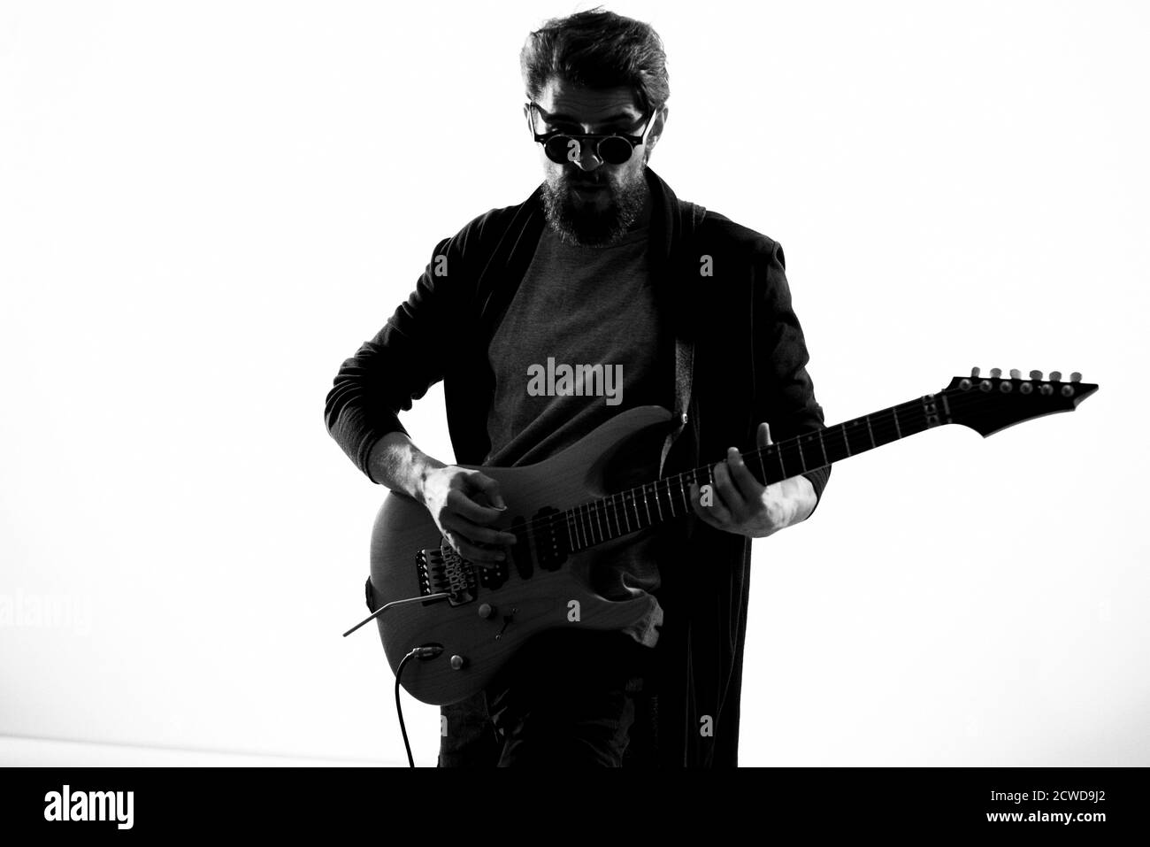 Homme avec guitare musique spectacle divertissement contemporain artiste  lunettes de soleil studio Photo Stock - Alamy