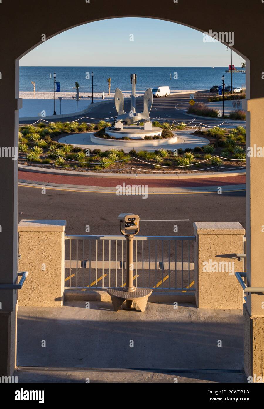 Grande ancre au centre d'un rond-point de circulation dans le parc Jones, dans le port de petit artisanat de Gulfport, Mississippi, États-Unis Banque D'Images