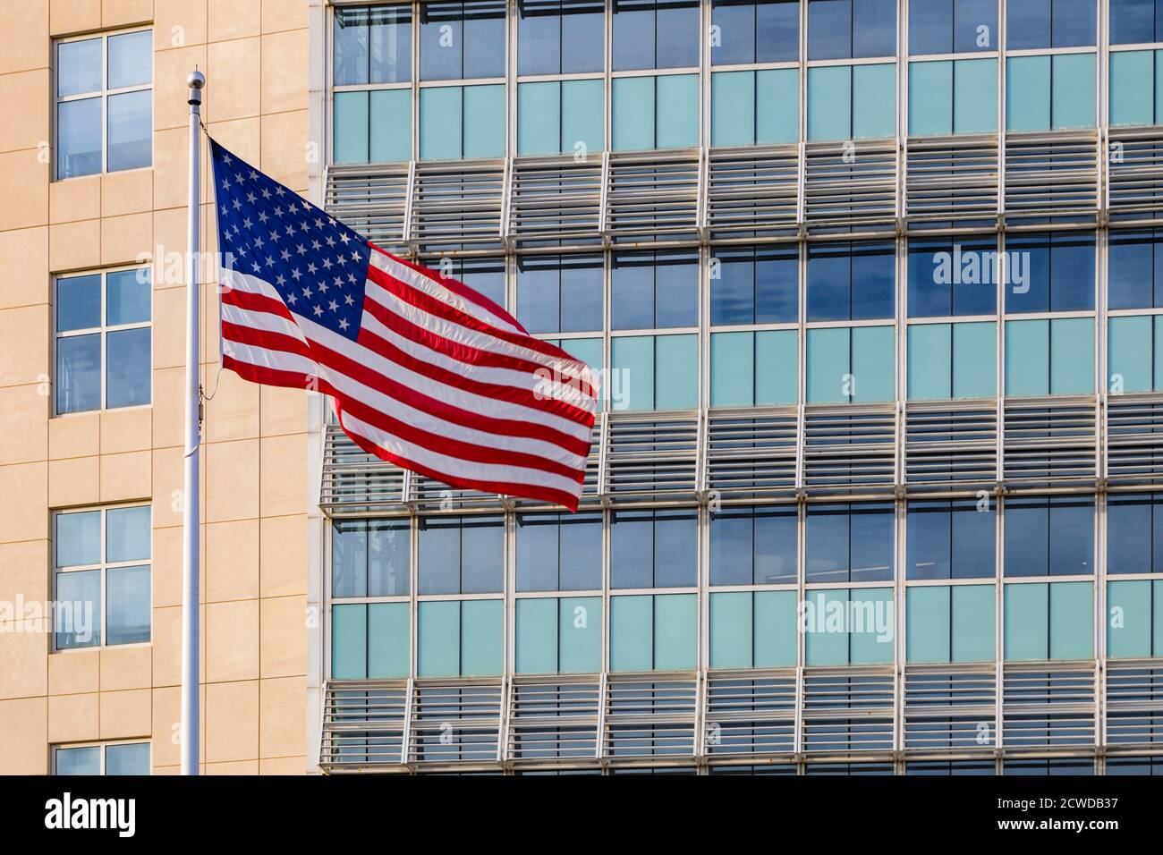 Drapeau américain volant devant le palais de justice des États-Unis Dan M. Russell Jr. À Gulfport, Mississippi Banque D'Images