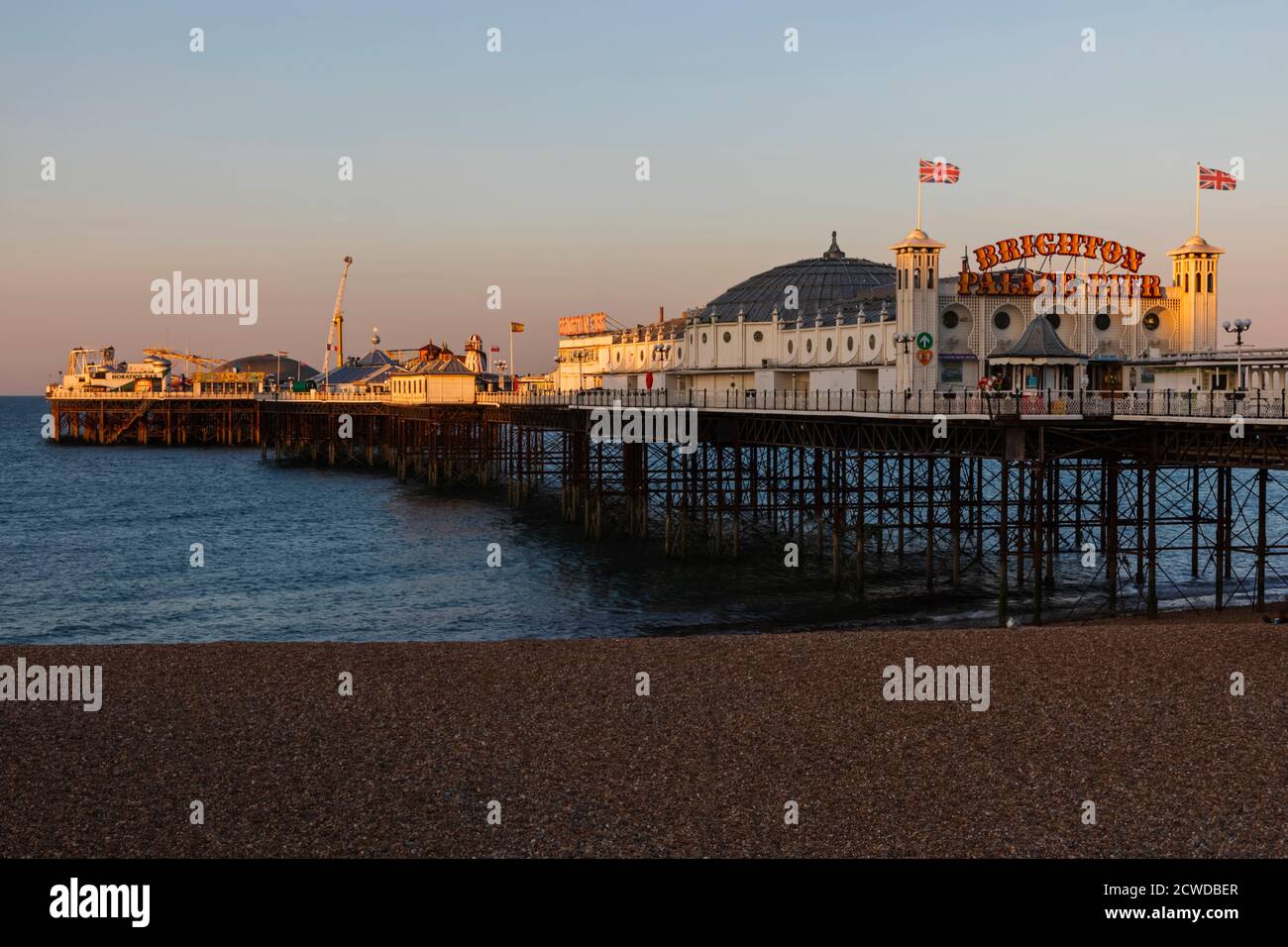 Angleterre, East Sussex, Brighton, Brighton Beach et Pier Banque D'Images