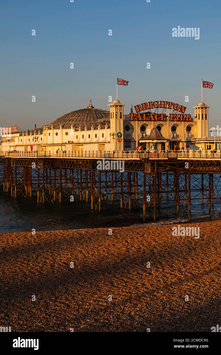 Angleterre, East Sussex, Brighton, Brighton Beach et Pier Banque D'Images