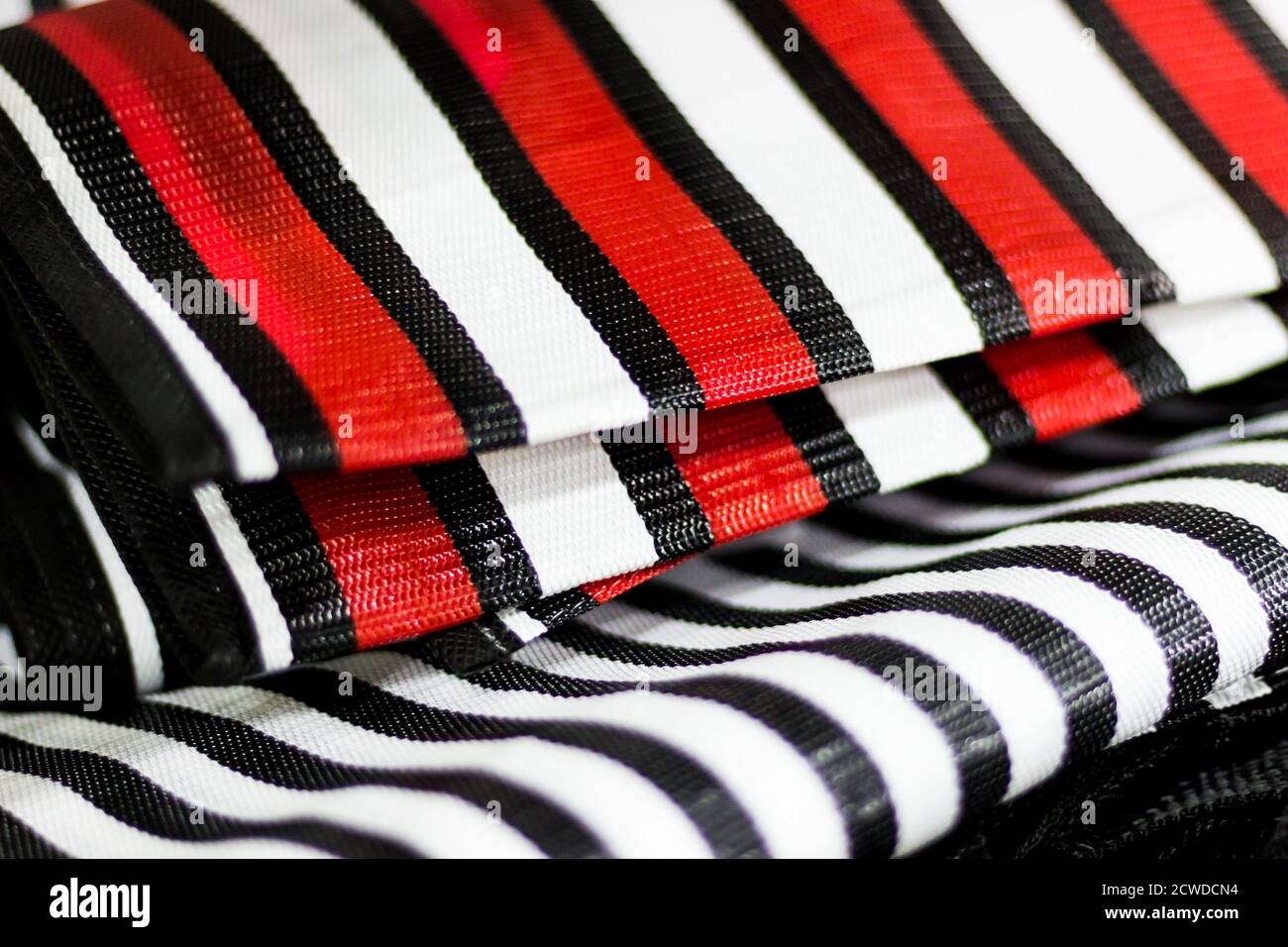 Détail de sacs de nylon avec bandes rouges et noires. Saara, Rio de Janeiro, Brésil. 2019 Banque D'Images