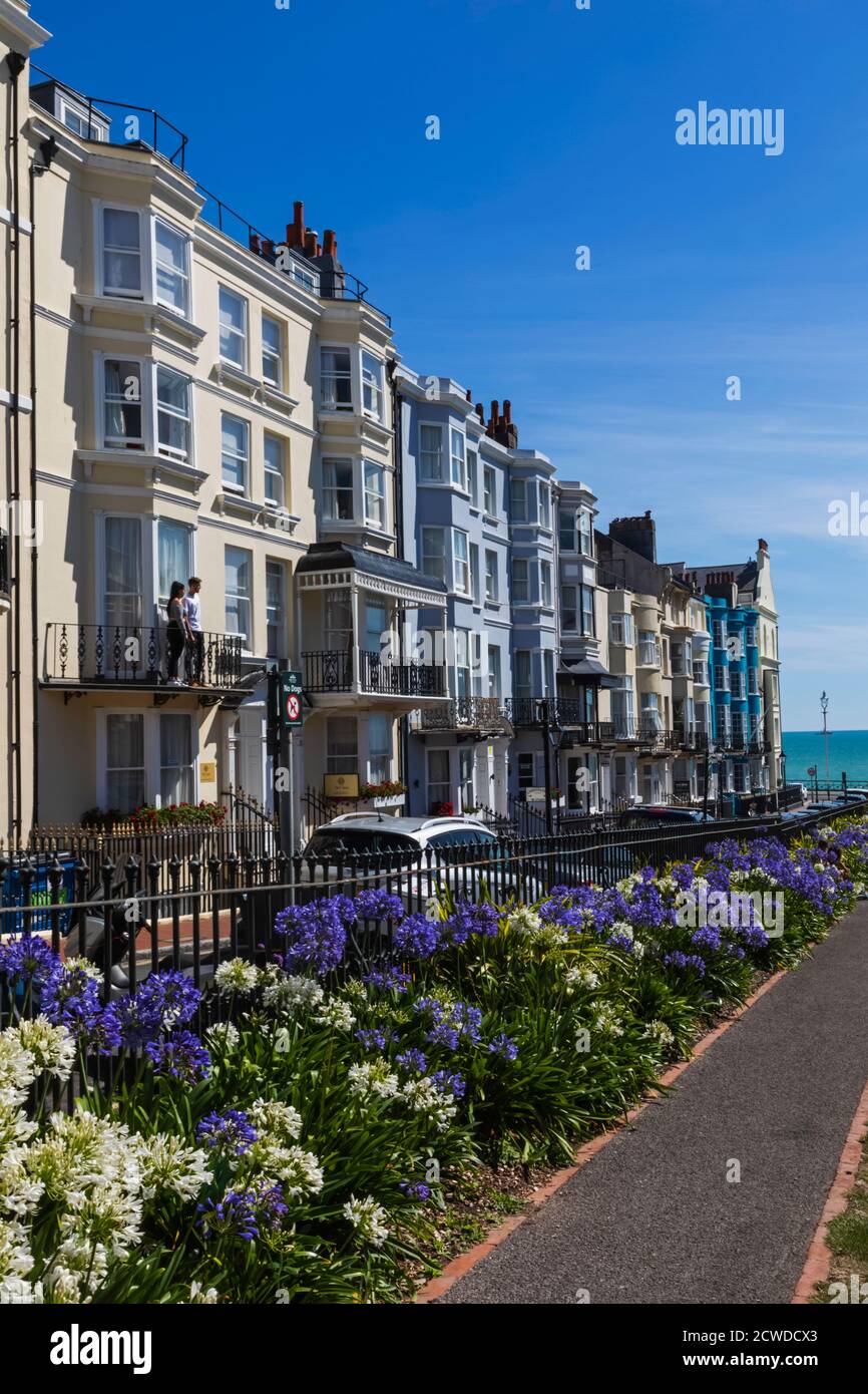 Angleterre, East Sussex, Brighton, Kemptown, les jardins de la Nouvelle Steine et les hôtels et bâtiments résidentiels colorés Banque D'Images