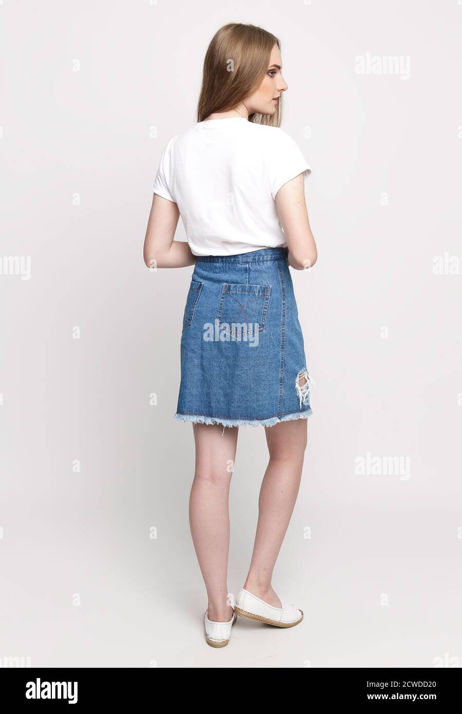 adorable jeune femme mince dans un t-shirt blanc et jupe tendance en denim  sur fond blanc. concept de publicité photo pour une fois Photo Stock - Alamy