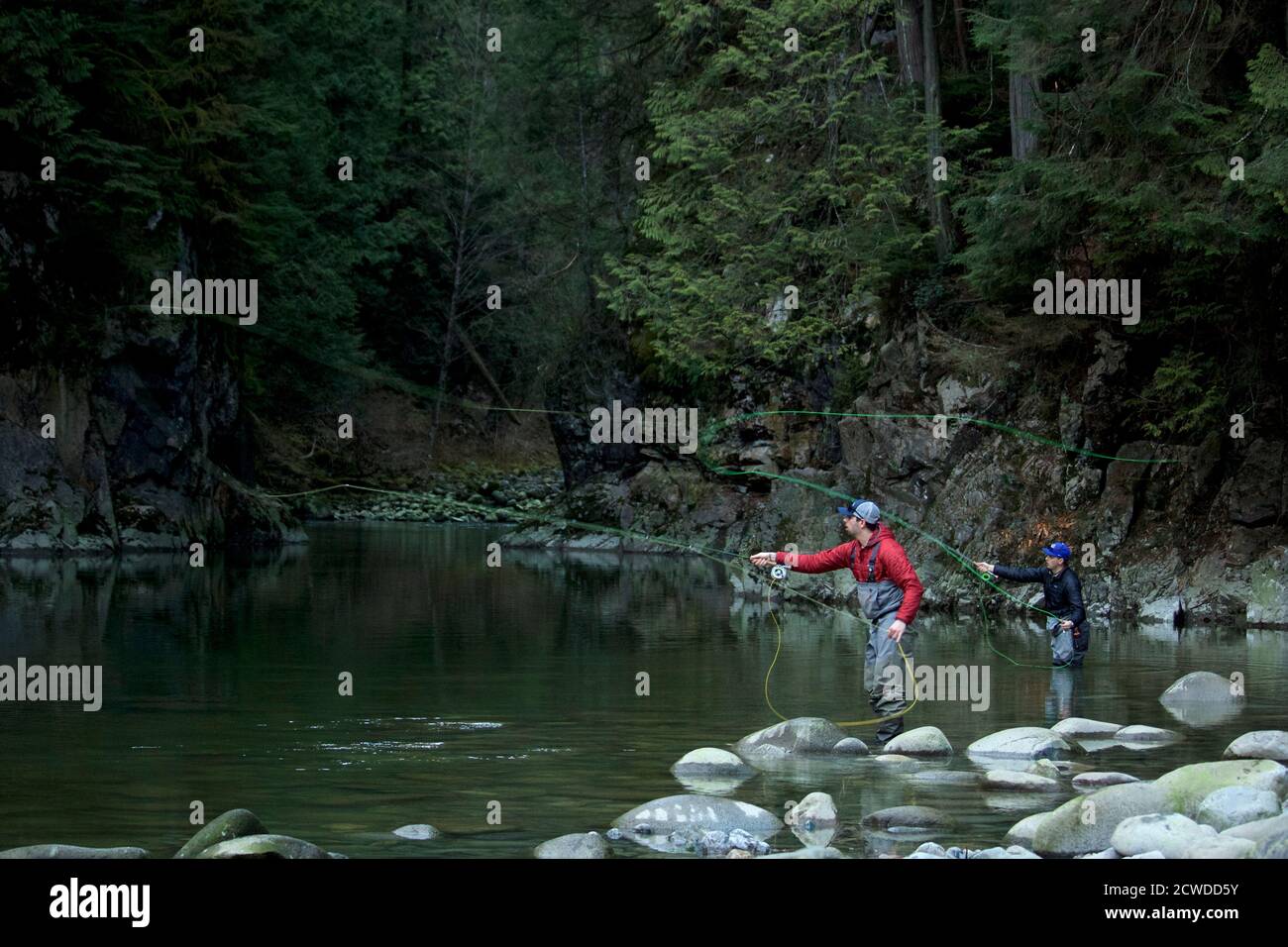 North Vancouver - Colombie-Britannique / Canada - 02/13/2020: Deux pêcheurs à la mouche qui jettent leur ligne dans l'espoir de prendre de la truite arc-en-ciel sur la rivière Capilano Banque D'Images