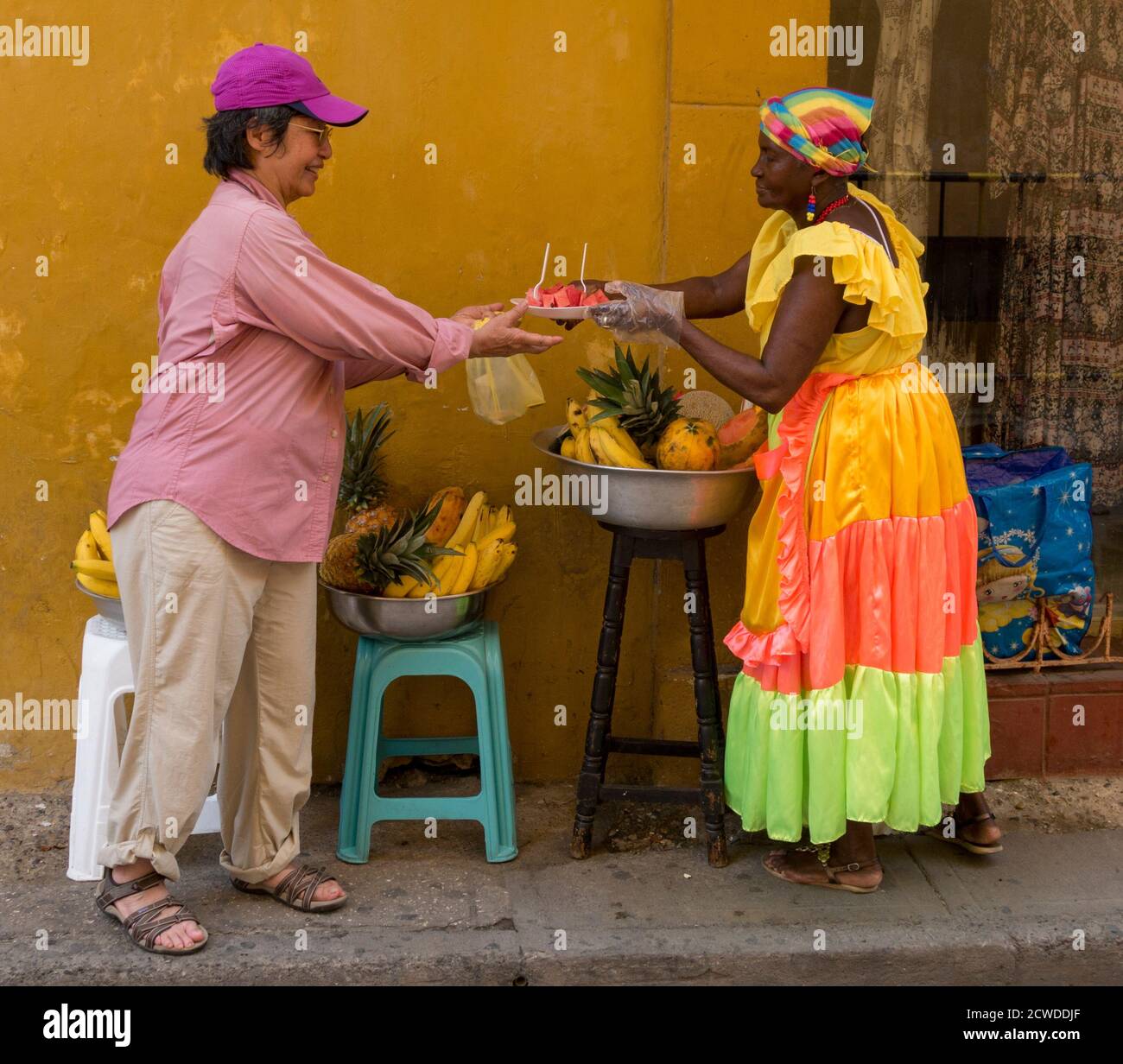 Cartagène, Colombie - 15 décembre 2015 - Femme vendeur de rue, mains sur les fruits qu'elle vient de vendre à un client Banque D'Images