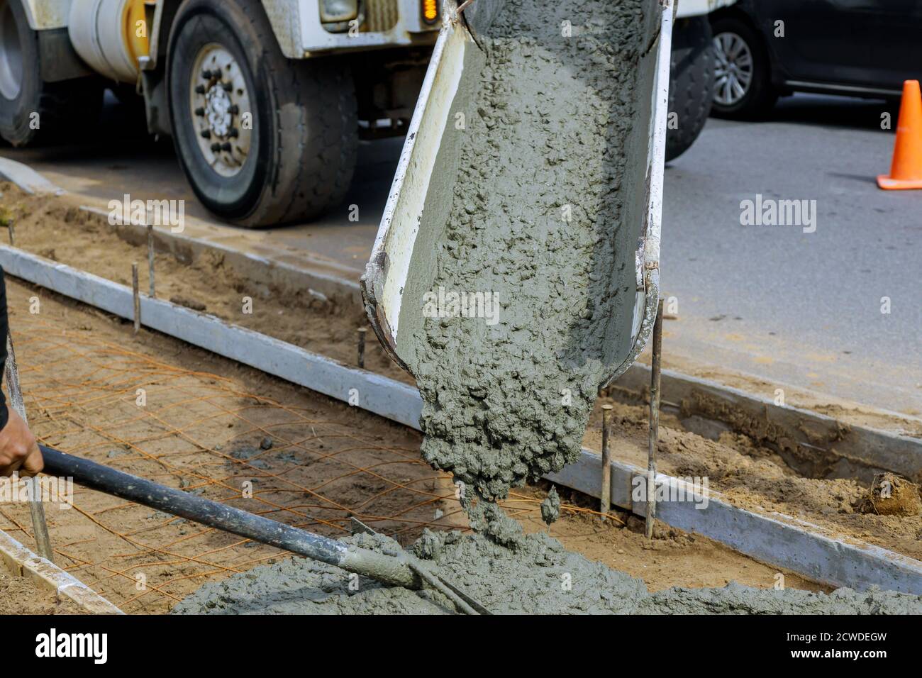 Processus d'installation de la construction de nouveaux trottoirs portant du ciment de béton Banque D'Images