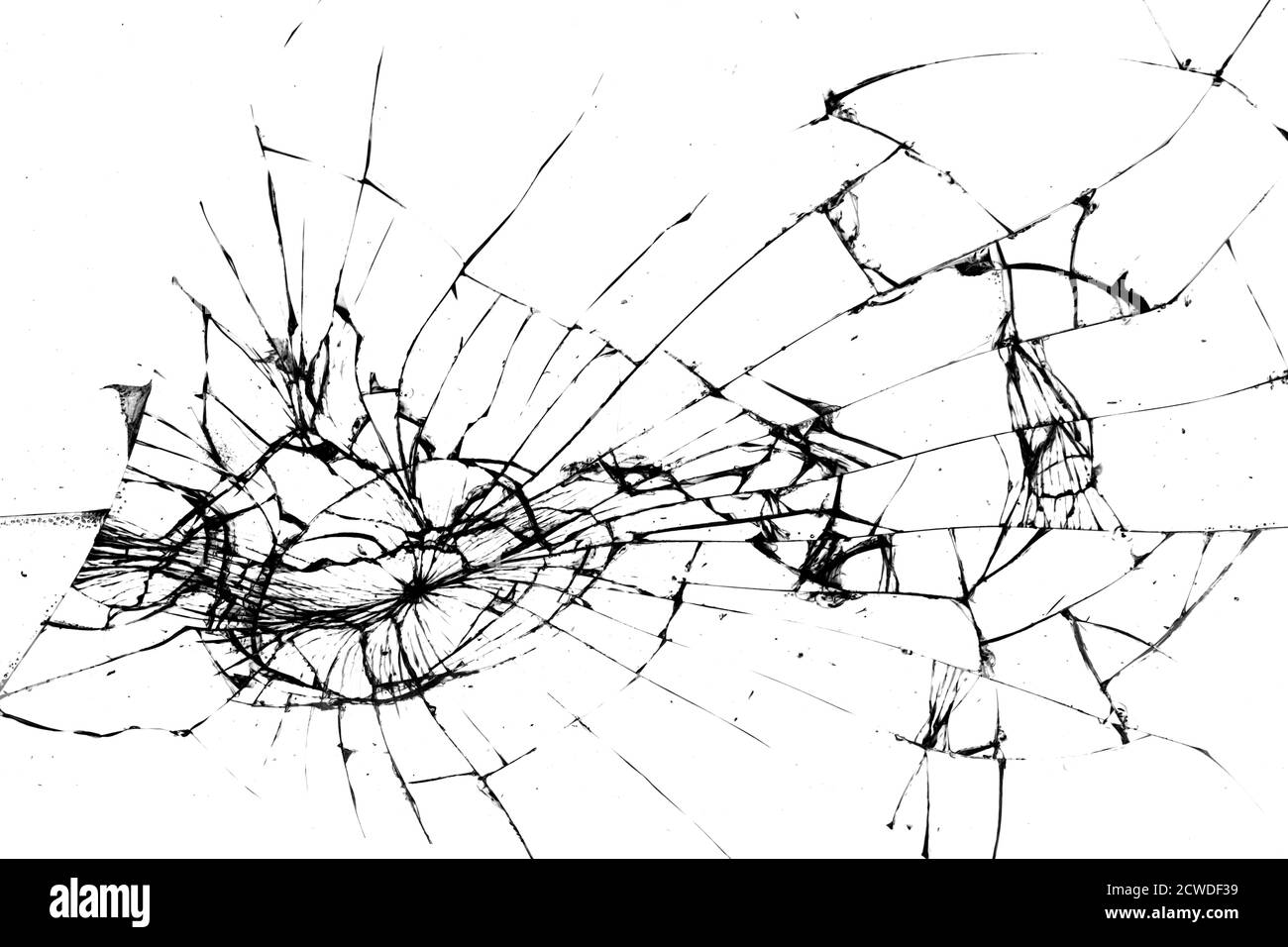 le verre présente des fissures sur un fond noir. Banque D'Images