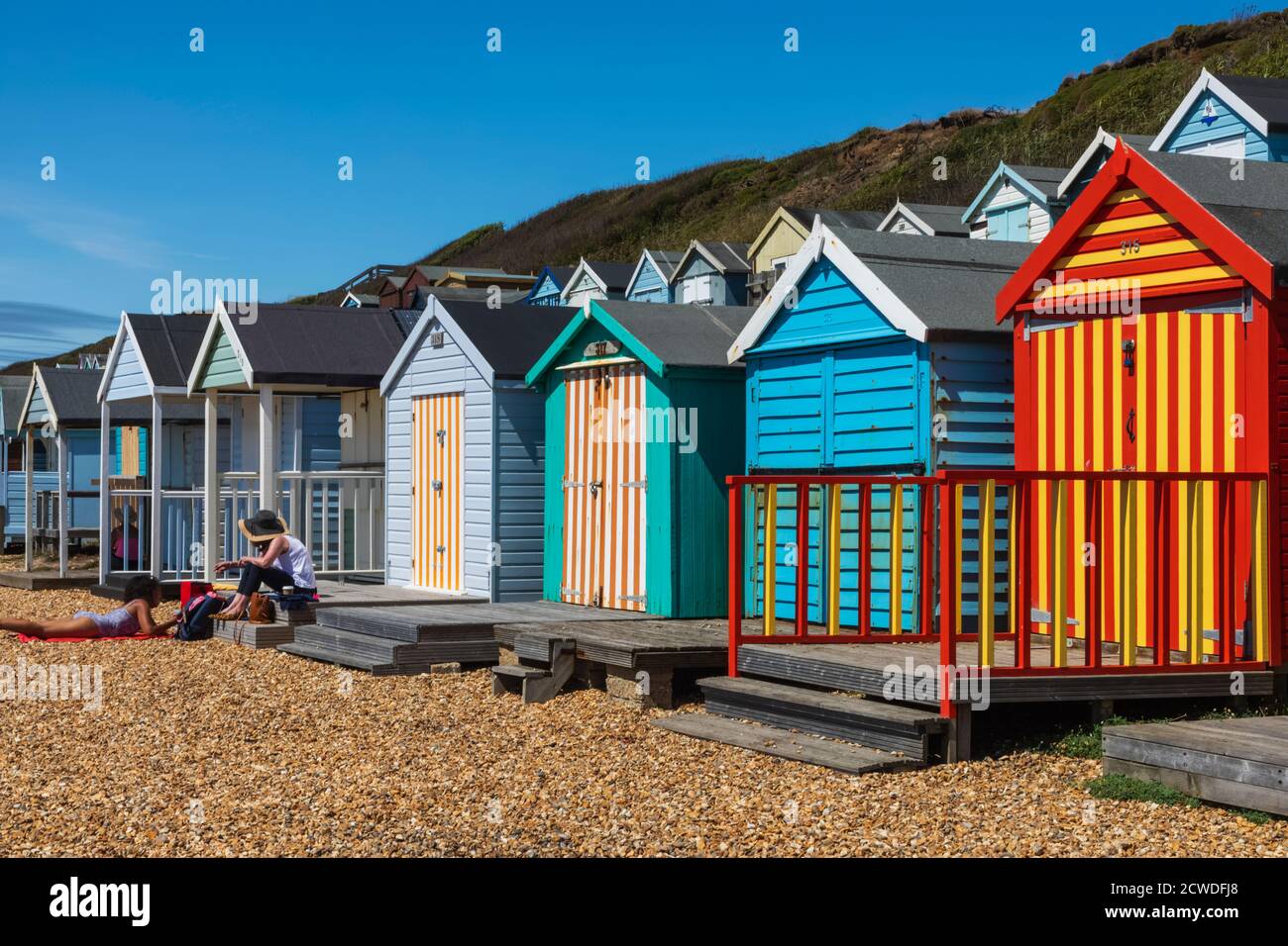 Angleterre, Hampshire, New Forest, Milford on Sea, hauts en couleur Beach huts Banque D'Images