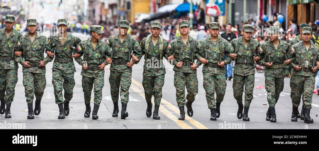 Ambato, ÉQUATEUR - Dec 15, 2015 Les soldats de l'armée - route dégagée par la marche dans les bras de l'avant du défilé de carnaval Banque D'Images