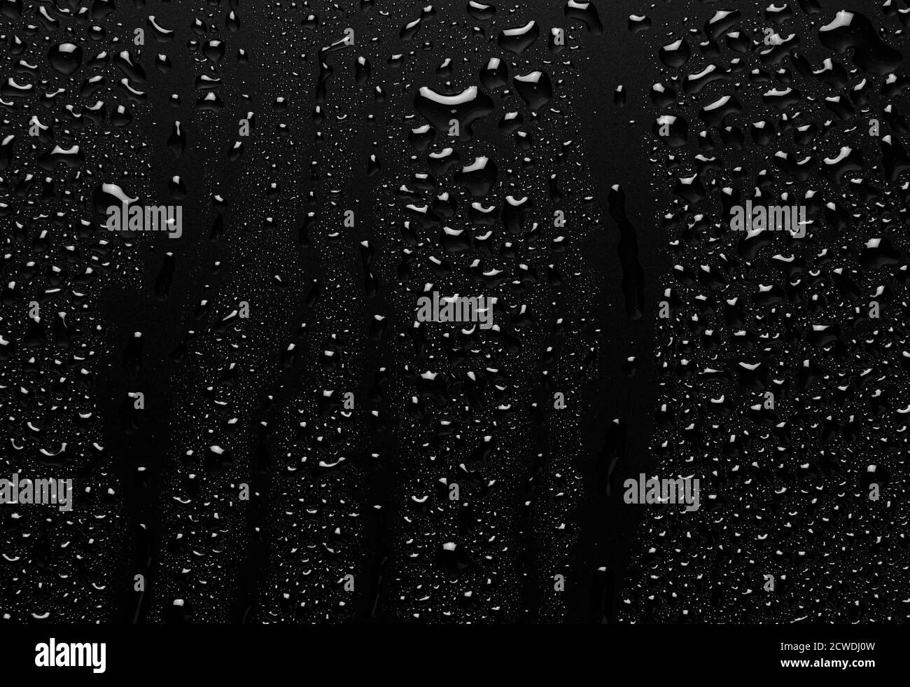 Gouttelettes d'eau sur fond noir. Gouttelettes d'eau sur fond de gouttes d'eau. Banque D'Images