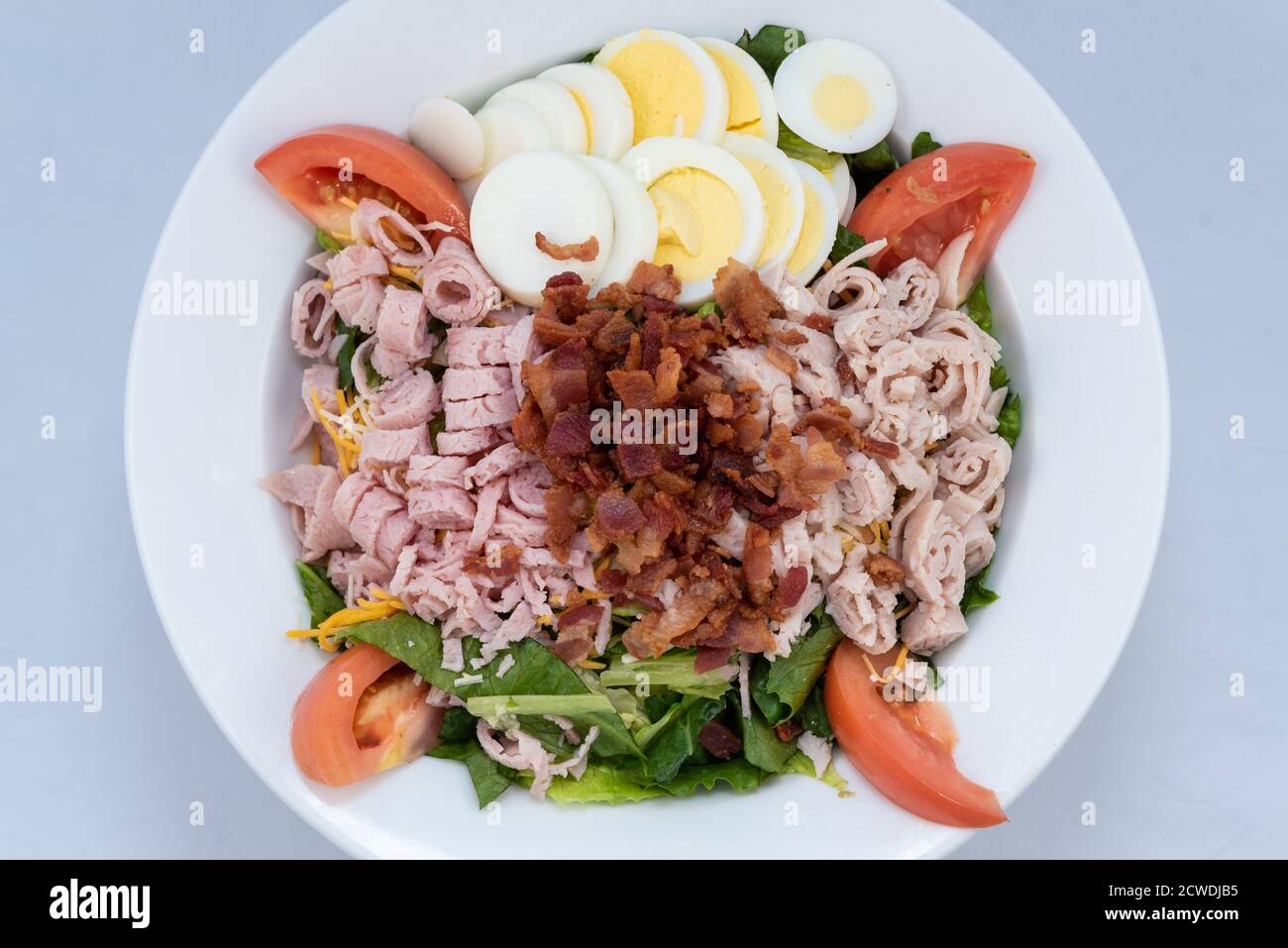 Vue en hauteur d'un copieux repas servi avec une salade de petit déjeuner chargée de garniture dans un grand bol. Banque D'Images