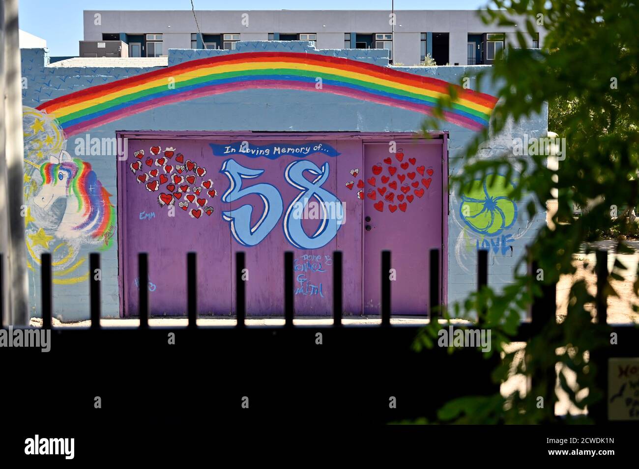 Las Vegas, Nevada, États-Unis. 29 septembre 2020. Un mur peint est vu au Las Vegas Healing Garden en hommage aux victimes et aux souffrances de la fusillade de masse du 1er octobre 2017 au parc du centre de Las Vegas le 29 septembre 2020. Un tireur a ouvert le feu depuis le 32e étage du Mandalay Bay Resort and Casino dans le cadre du festival de musique de Harvest Country de la route 91 à Las Vegas, tuant 58 personnes et blessant plus de 800 personnes dans l'événement de tournage de masse le plus meurtrier de l'histoire des États-Unis. Crédit : David Becker/ZUMA Wire/Alay Live News Banque D'Images