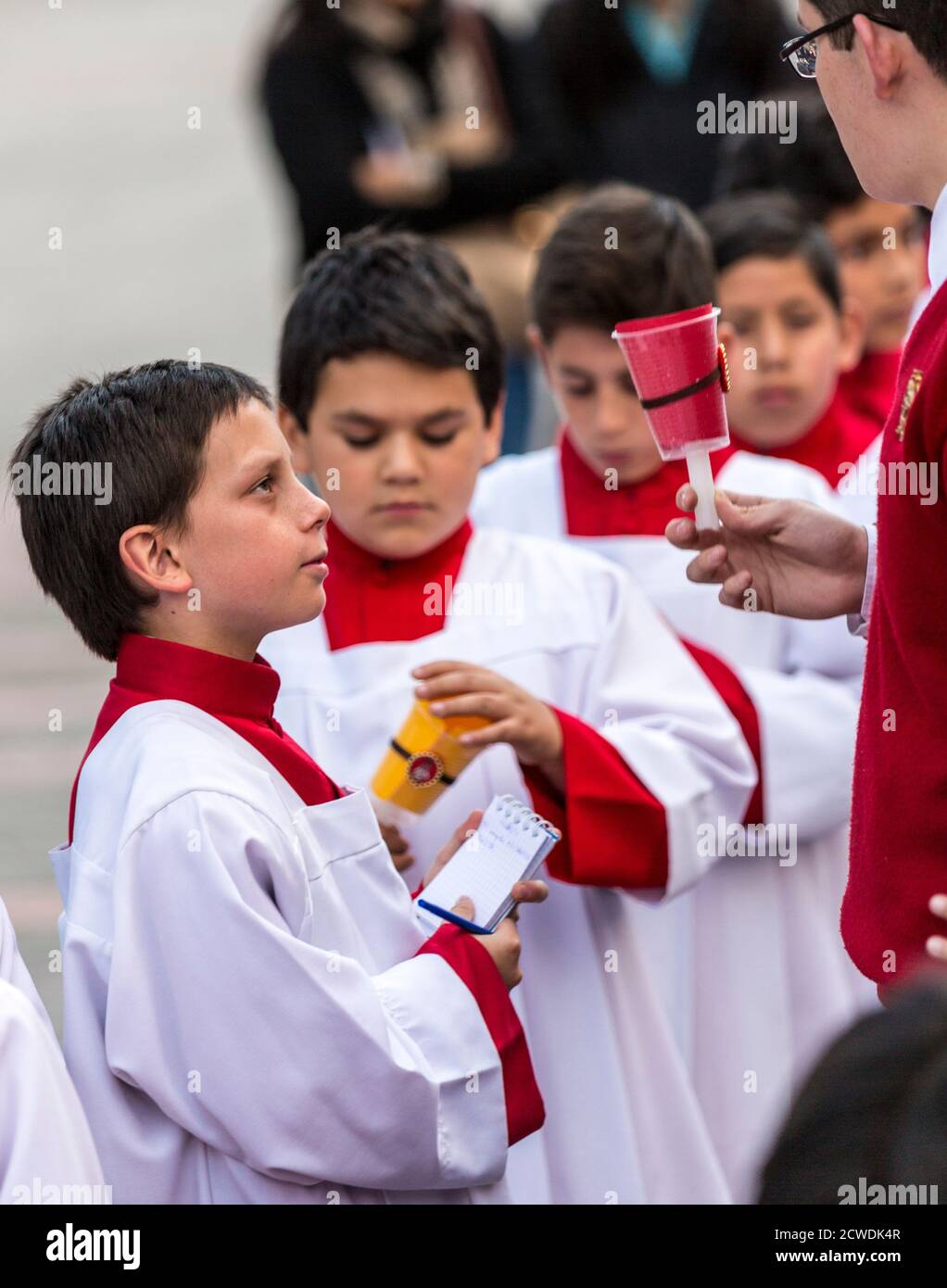 Cuenca, Équateur - 4 juin 2015 - prêtre curé catholique stagiaire parle aux jeunes garçons avant la procession Corpus Cristi Banque D'Images