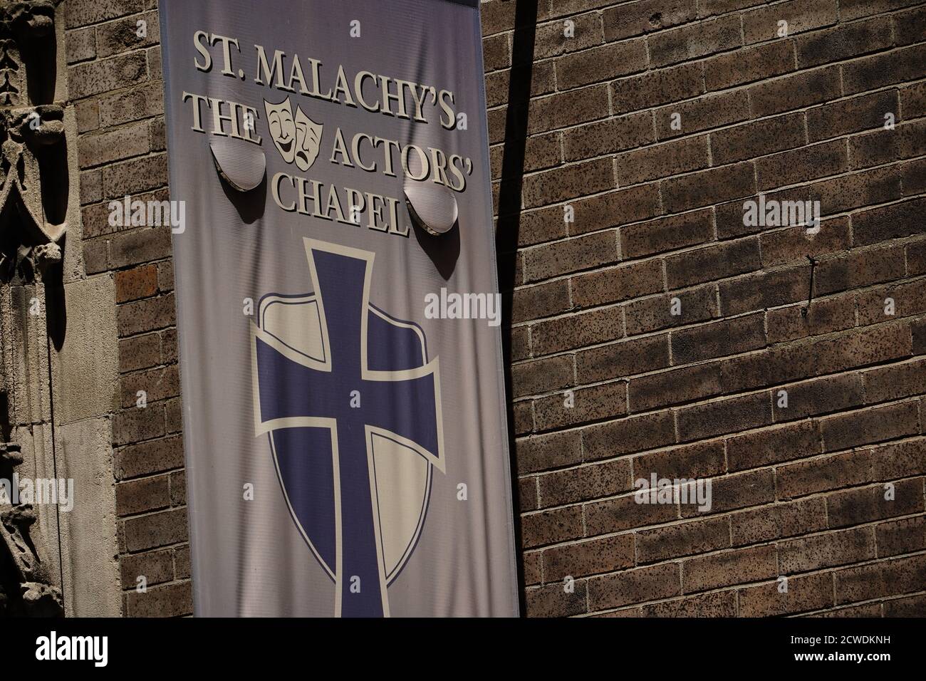 Banner of St. Malachy's - la chapelle des acteurs lors de la réouverture des églises.comme les 50 États des États-Unis ont commencé un processus graduel pour rouvrir lentement après des semaines de mesures de séjour à la maison pour ralentir la propagation de la COVID-19, le président Trump a ordonné aux États d'ouvrir des églises. Banque D'Images