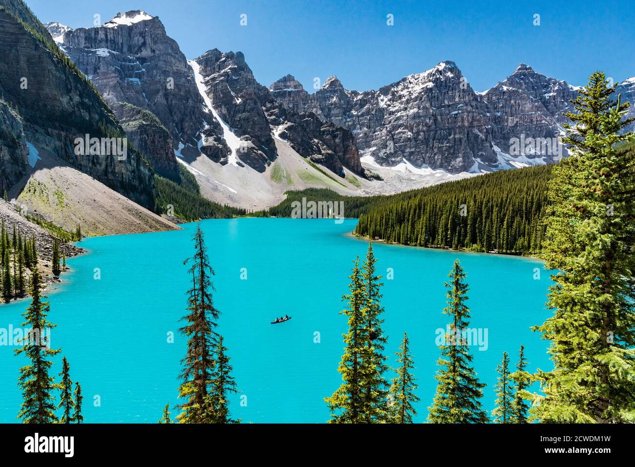 Canoë sur le lac Moraine dans le parc national Banff, Alberta, Canada Banque D'Images