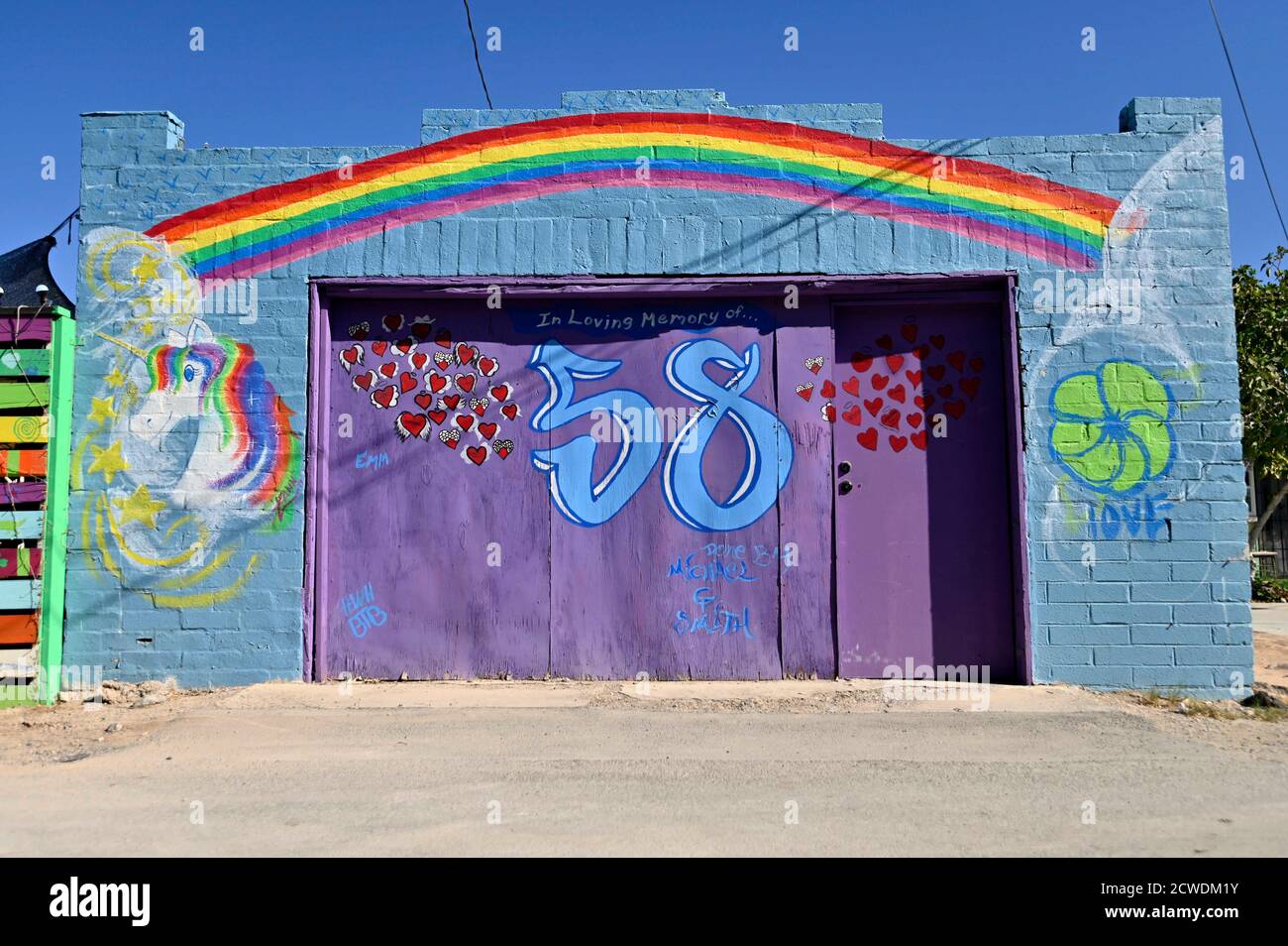 Las Vegas, Nevada, États-Unis. 29 septembre 2020. Un mur peint est vu au Las Vegas Healing Garden en hommage aux victimes et aux souffrances de la fusillade de masse du 1er octobre 2017 au parc du centre de Las Vegas le 29 septembre 2020. Un tireur a ouvert le feu depuis le 32e étage du Mandalay Bay Resort and Casino dans le cadre du festival de musique de Harvest Country de la route 91 à Las Vegas, tuant 58 personnes et blessant plus de 800 personnes dans l'événement de tournage de masse le plus meurtrier de l'histoire des États-Unis. Crédit : David Becker/ZUMA Wire/Alay Live News Banque D'Images