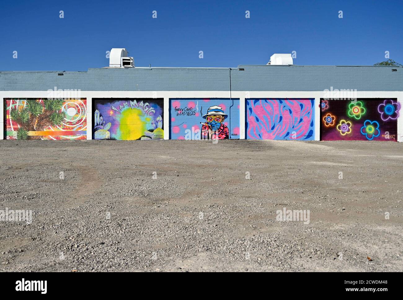 Las Vegas, Nevada, États-Unis. 29 septembre 2020. La fresque « Voyage de la vie » (C) est exposée sur un mur dans le quartier des arts du centre-ville le 29 septembre 2020 à Las Vegas, Nevada. La fresque de l'artiste britannique Izaac Zevalking, alias Recycled Propaganda, portant l'expression ''Fear of COViD in LAS VEGAS, '' est inspirée par le film ''Fear and Loathing in Las Vegas'' adapté du roman de Hunter S. Thompson. Le Nevada approche 80,000 cas confirmés de COVID-19. Au cours des dernières semaines, l'État a connu une augmentation du nombre de décès liés au coronavirus en raison de retards dans la déclaration des décès et d'une baisse significative du nombre de décès dus à la COVID- Banque D'Images