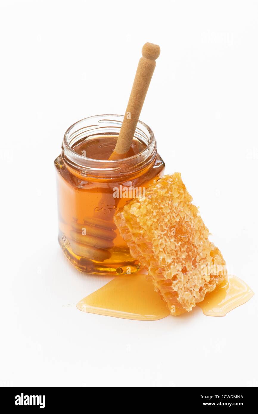 Nid d'abeille et un pot de miel avec un sèche-gouttes Banque D'Images