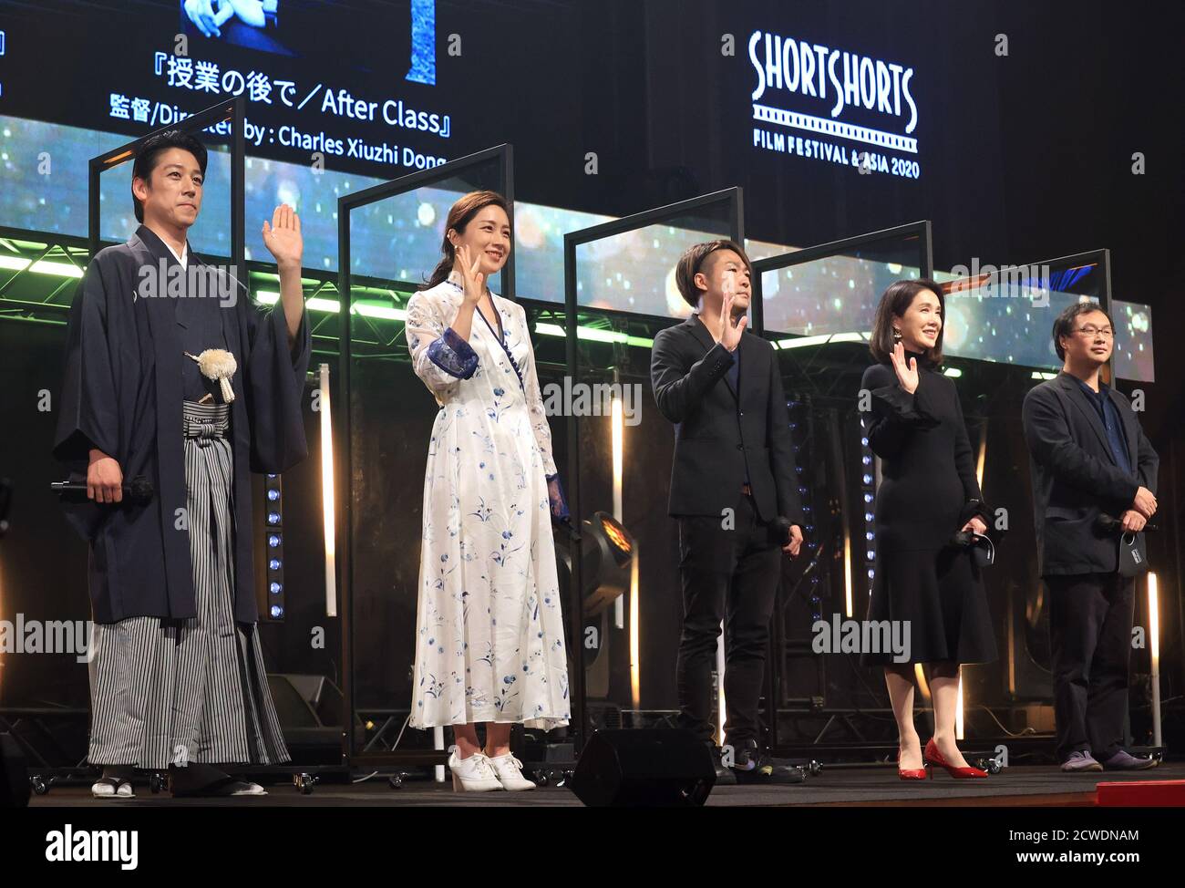 Tokyo, Japon. 27 septembre 2020. (G-D) Noh comédien et un membre du jury Motoya Izumi, essayiste et un membre du jury Kamiko Inuyama, réalisateur Takeshi Kogahara du Japon gagnant du concours, L'actrice et un membre du jury Mariko Tsutsui et le réalisateur et un membre du jury Koji Fukada posent pour la photo lors de la cérémonie de remise du Short Short film Festival & Asia 2020 à Tokyo, le dimanche 27 septembre 2020. Le réalisateur britannique Charlie Manton a remporté le Grand Prix pour son court-métrage le 1er novembre. Credit: Yoshio Tsunoda/AFLO/Alay Live News Banque D'Images