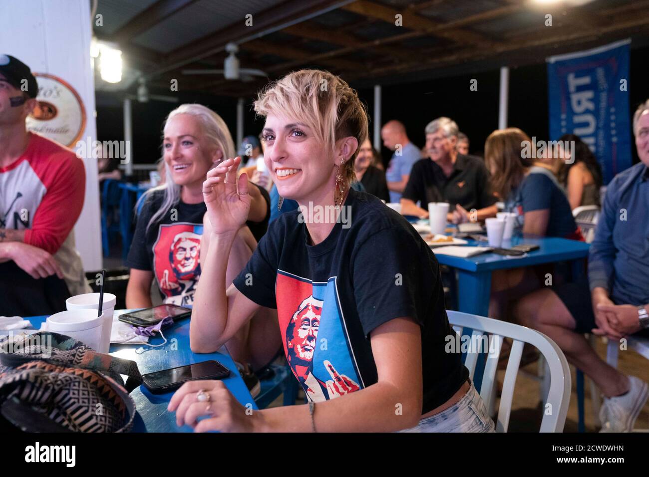 Lakeway, Texas États-Unis 29 septembre 2020 : les partisans du président Donald Trump (non représenté) regardent le premier des quatre débats avec le vice-président du challenger Joe Biden au Emerald point Grill sur le lac Travis, à l'extérieur d'Austin. L'événement a été facturé comme non partisan mais aucun soutien de Biden n'a montré. Crédit : Bob Daemmrich/Alay Live News Banque D'Images