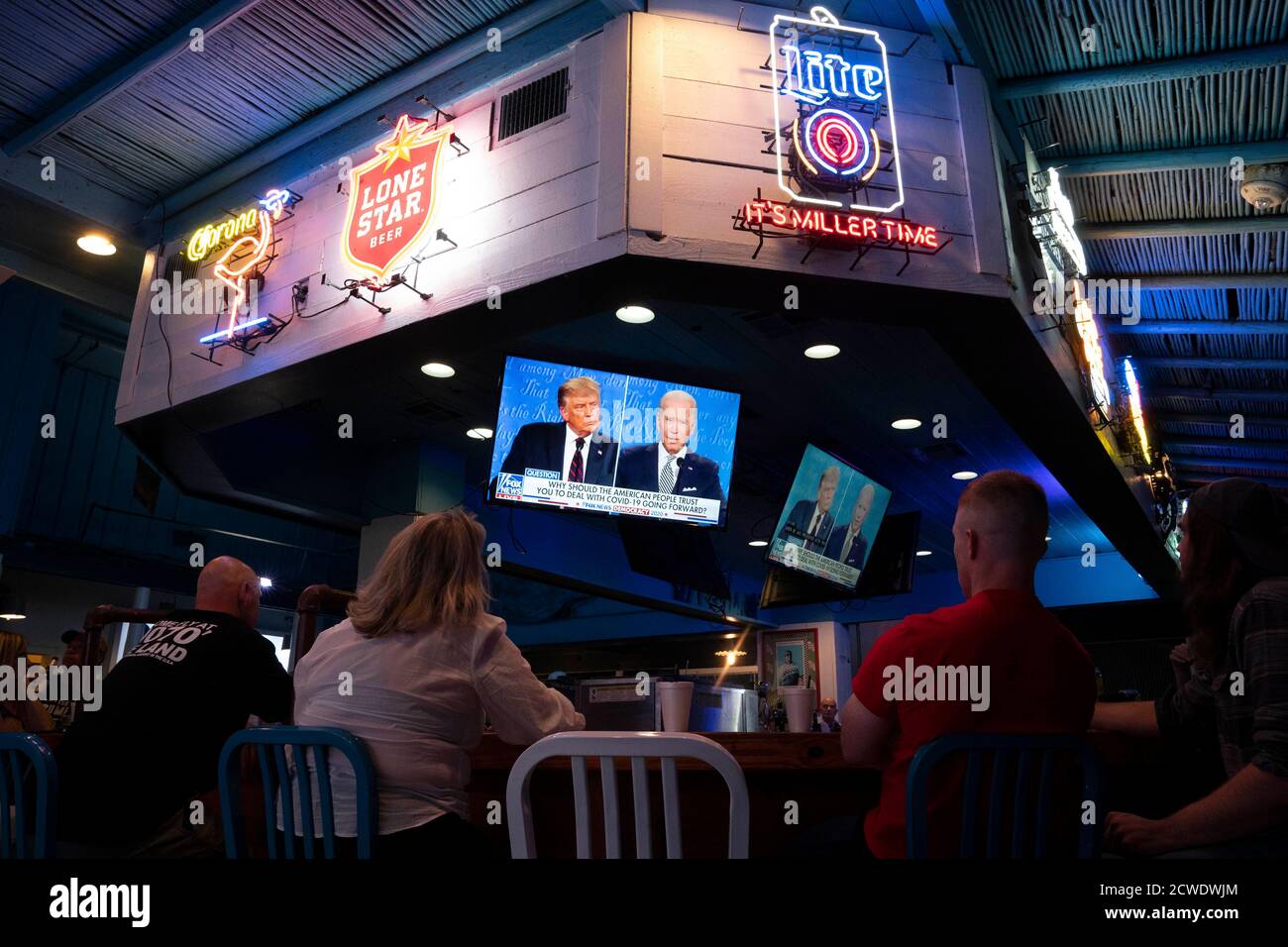 Lakeway, Texas États-Unis 29 septembre 2020 : les partisans du président Donald Trump (non représenté) regardent le premier des quatre débats avec le vice-président du challenger Joe Biden au Emerald point Grill sur le lac Travis, à l'extérieur d'Austin. L'événement a été facturé comme non partisan mais aucun soutien de Biden n'a montré. Crédit : Bob Daemmrich/Alay Live News Banque D'Images