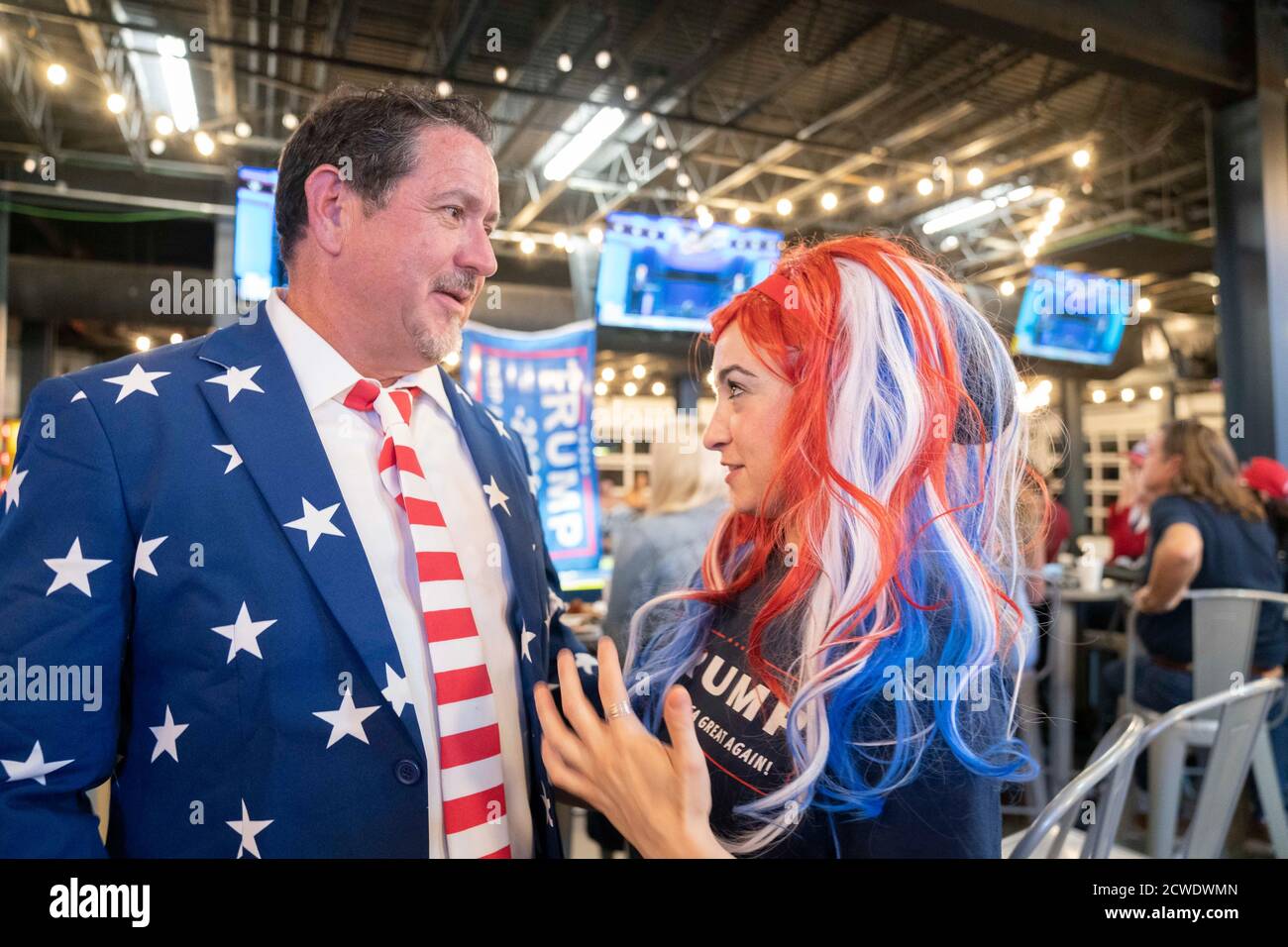 Lakeway, Texas, États-Unis 29 septembre 2020 : Les partisans de Trump Kelly Neal, r, et Keith Powell, rejoignent une foule de partisans principalement du président Donald Trump (non présenté), alors qu’ils regardent patiemment le premier des quatre débats avec le vice-président de l’adversaire Joe Biden au Emerald point Grill sur le lac Travis, près d’Austin. L'événement a été présenté comme un visionnement non partisan, mais aucun soutien de Biden n'était évident. Crédit : Bob Daemmrich/Alay Live News Banque D'Images