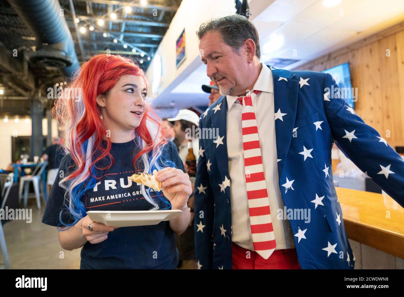 Lakeway, Texas, États-Unis le 29 septembre 2020 : le supporter de Trump Kelly Neal, l, et Keith Powelljoins une foule de partisans principalement du président Donald Trump (non montré) alors qu'ils regardent patiemment le premier des quatre débats avec le vice-président de l'adversaire Joe Biden au Emerald point Grill sur le lac Travis, près d'Austin. L'événement a été présenté comme un visionnement non partisan, mais aucun soutien de Biden n'était évident. Crédit : Bob Daemmrich/Alay Live News Banque D'Images