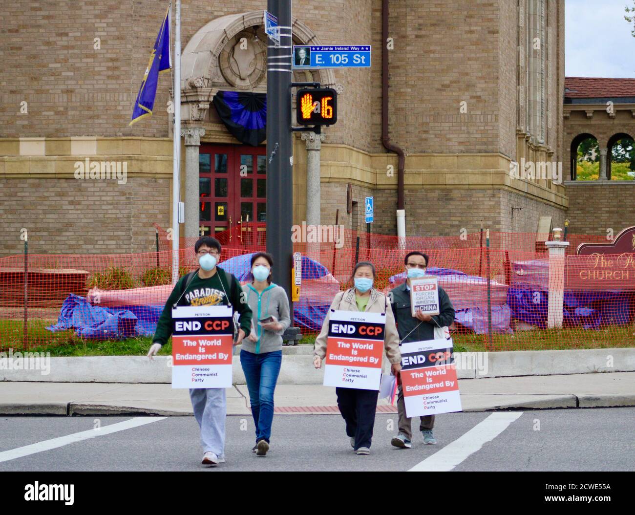 Cleveland, Ohio, États-Unis. 29 septembre 2020. Les manifestants anti Chinois du Parti communiste marchent avec des signes vers le Centre médical case Western University, où les premiers débats présidentiels ont eu lieu ce soir, à Cleveland Ohio Credit: Amy Katz/ZUMA Wire/Alay Live News Banque D'Images