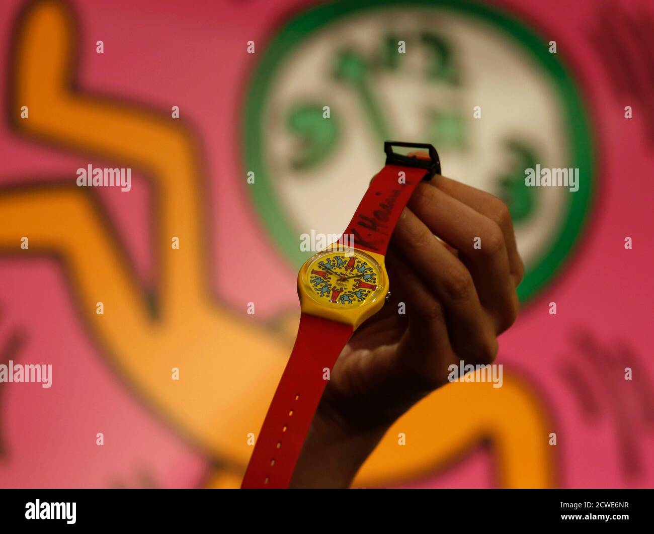 Une montre autographiée présentant une œuvre de feu l'artiste américain  Keith Haring est exposée dans le cadre d'une collection de montres Swatch  5,800 et d'œuvres d'art connexes pendant l'aperçu de Sotheby à