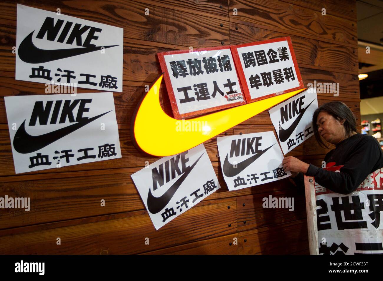 captura Cuota Voluntario Pro-democracy lawmaker Leung Kwok-hung, also known as "Long Hair", sticks a  protest sign in support of a strike by workers of Yue Yuen Industrial  Holdings in Dongguan, during International Labour Day in
