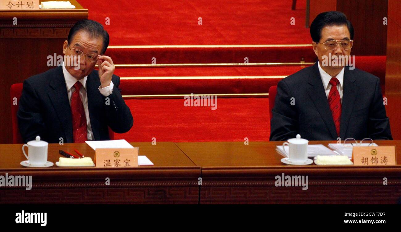 China's President Hu Jintao (R) sits next to Premier Wen Jiabao during the closing ceremony of the Chinese People's Political Consultative Conference (CPPCC) in the Great Hall of the People in Beijing March 13, 2011. REUTERS/David Gray (CHINA - Tags: POLITICS) Banque D'Images