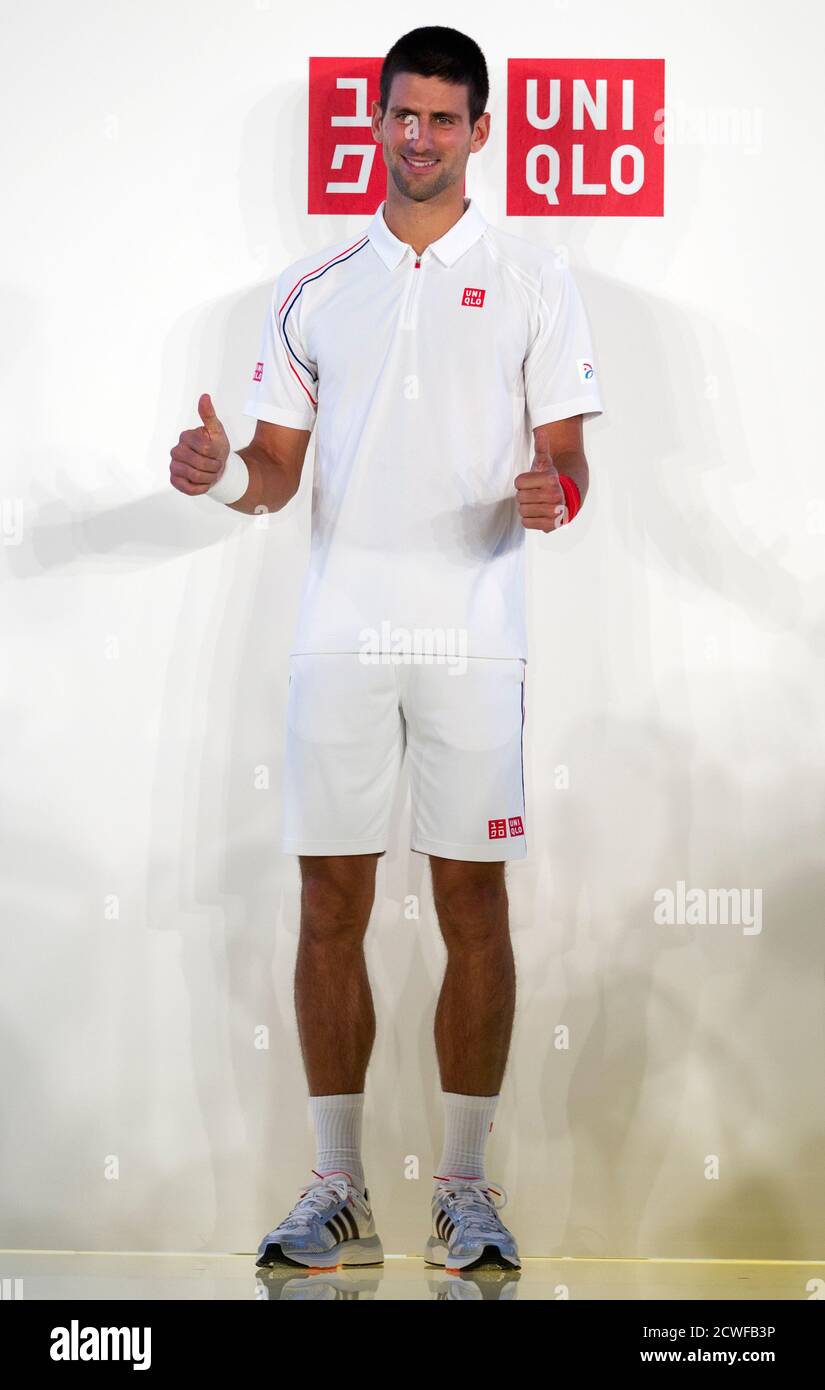 Le joueur de tennis Novak Djokovic de Serbie pose alors qu'il assiste à la  présentation de son nouveau contrat de parrainage avec la chaîne de mode  budgétaire Uniqlo à Paris le 23