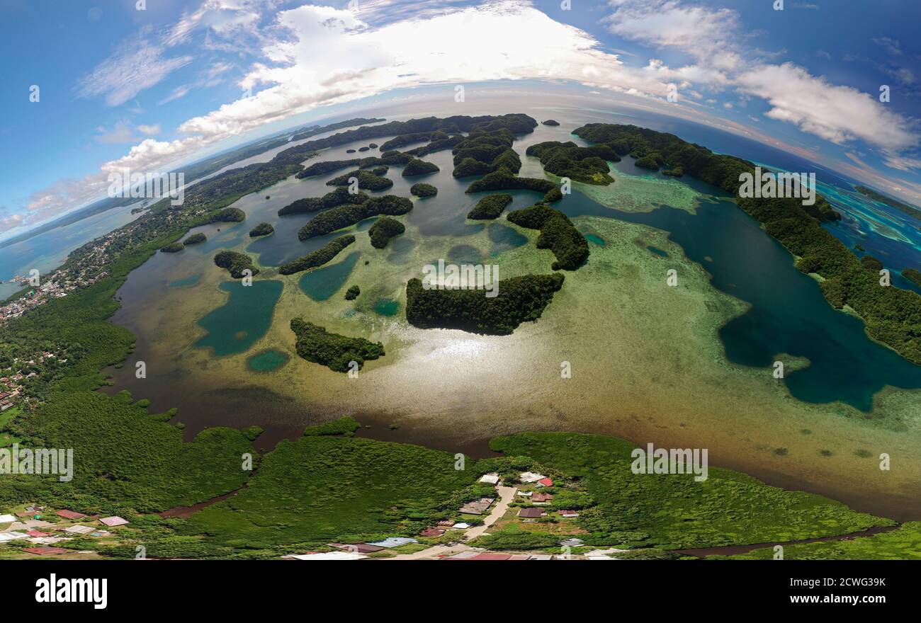 Grande photo panoramique aérienne de la baie de Ngermid dans Palau. La ville principale de Koror se trouve sur la gauche. Banque D'Images