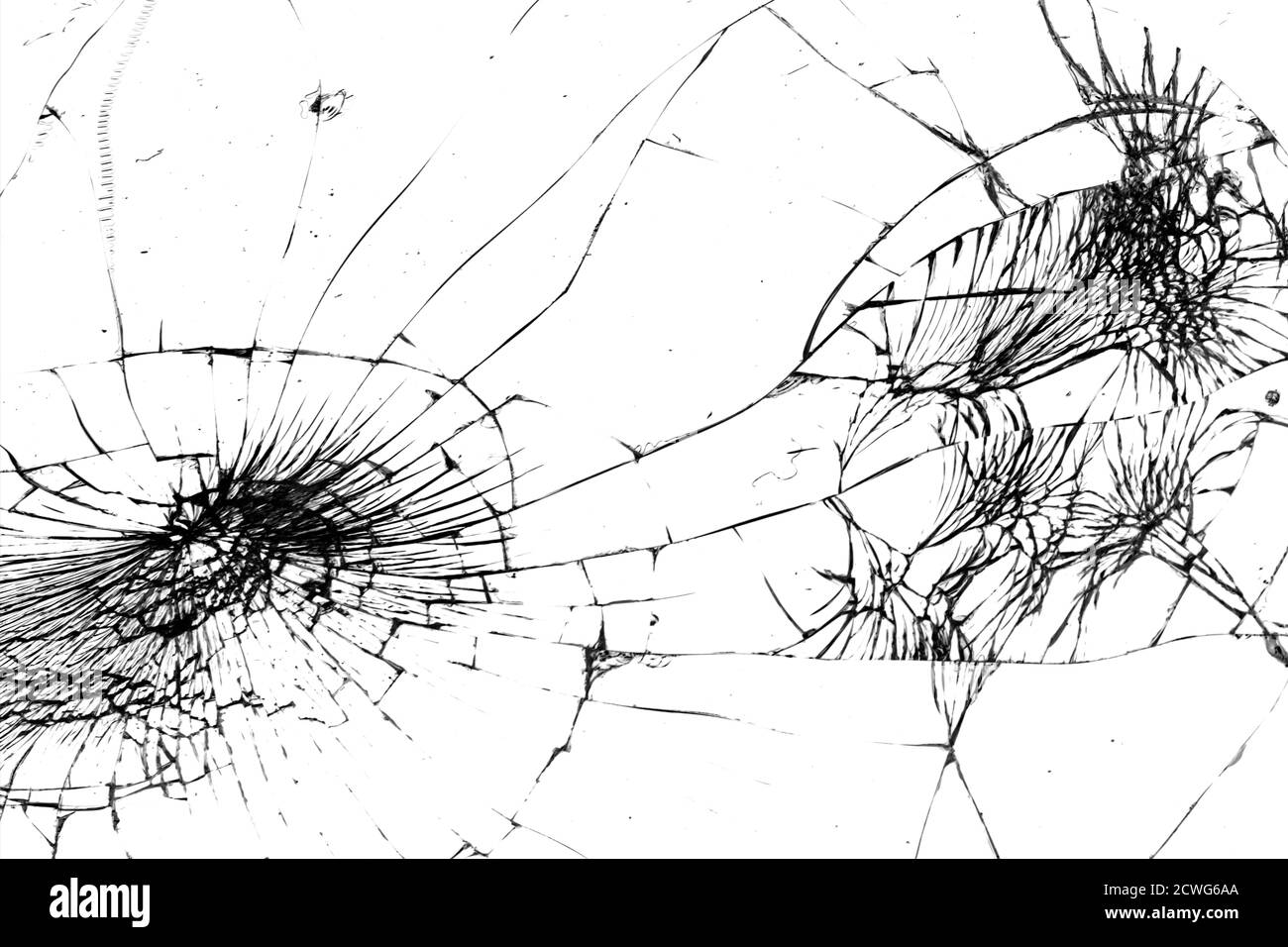 le verre présente des fissures sur un fond noir. Banque D'Images